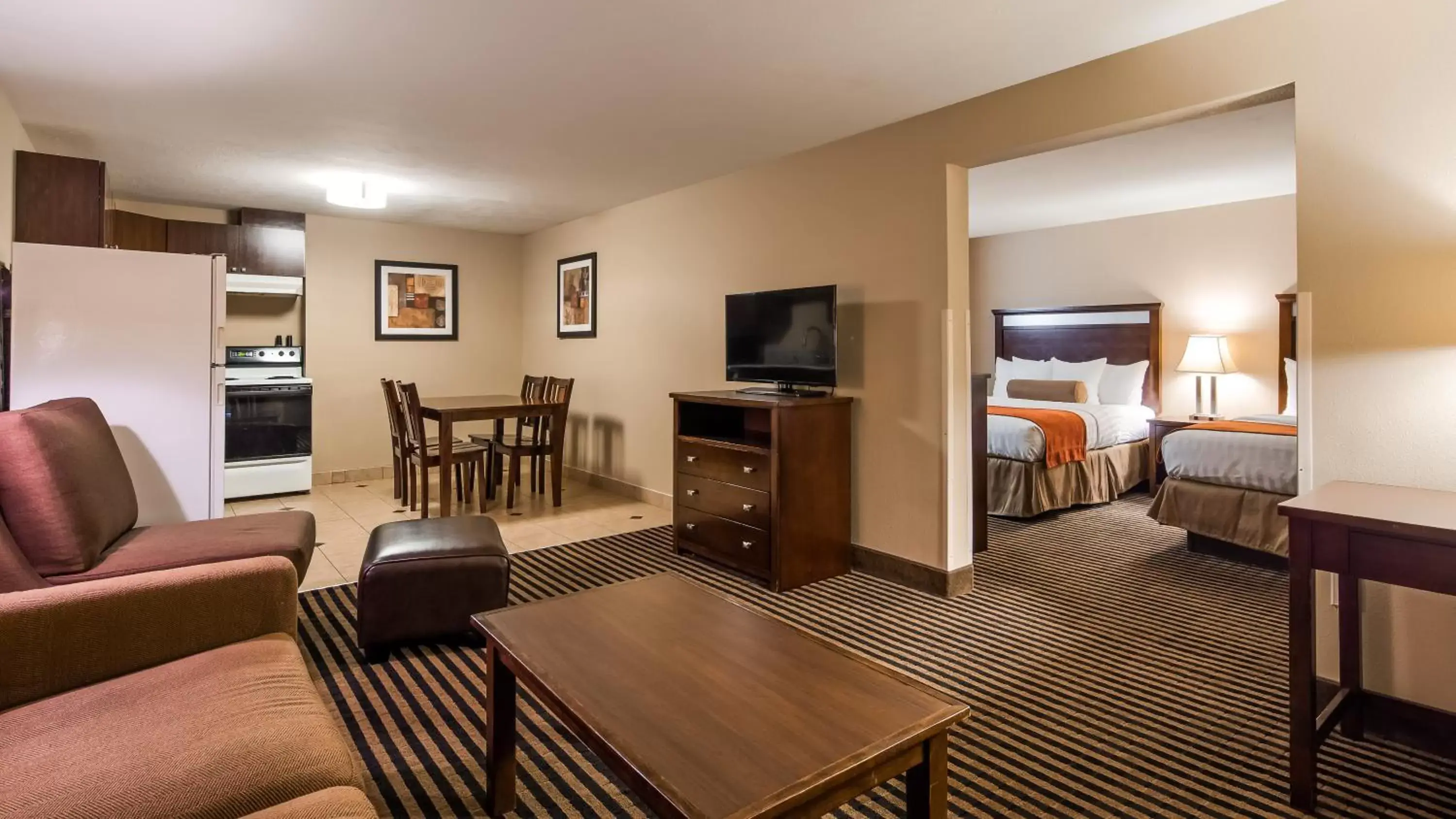 Bedroom, TV/Entertainment Center in Best Western Plus Prairie Inn