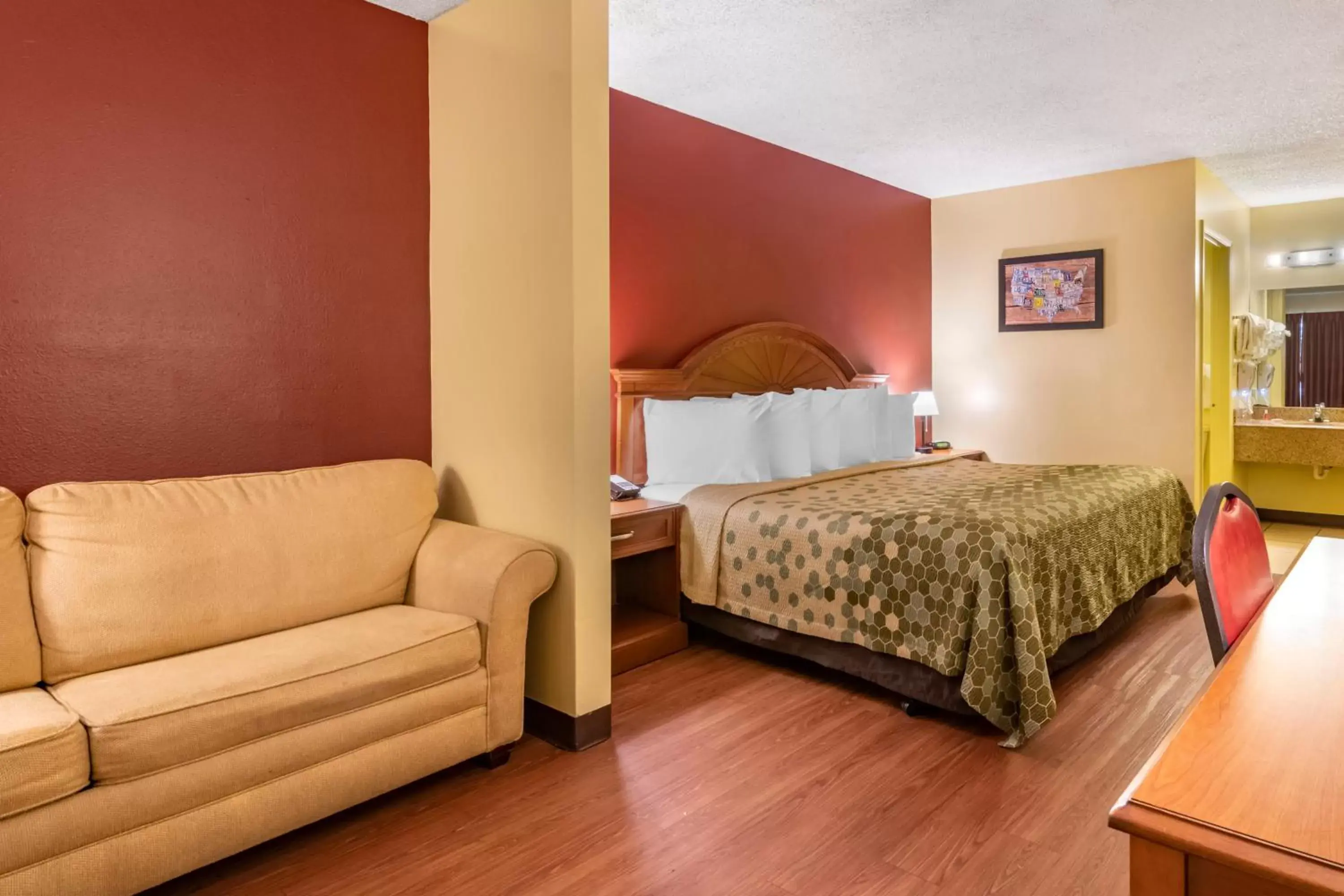 Photo of the whole room, Bed in Econo Lodge Inn & Suites Maingate Central