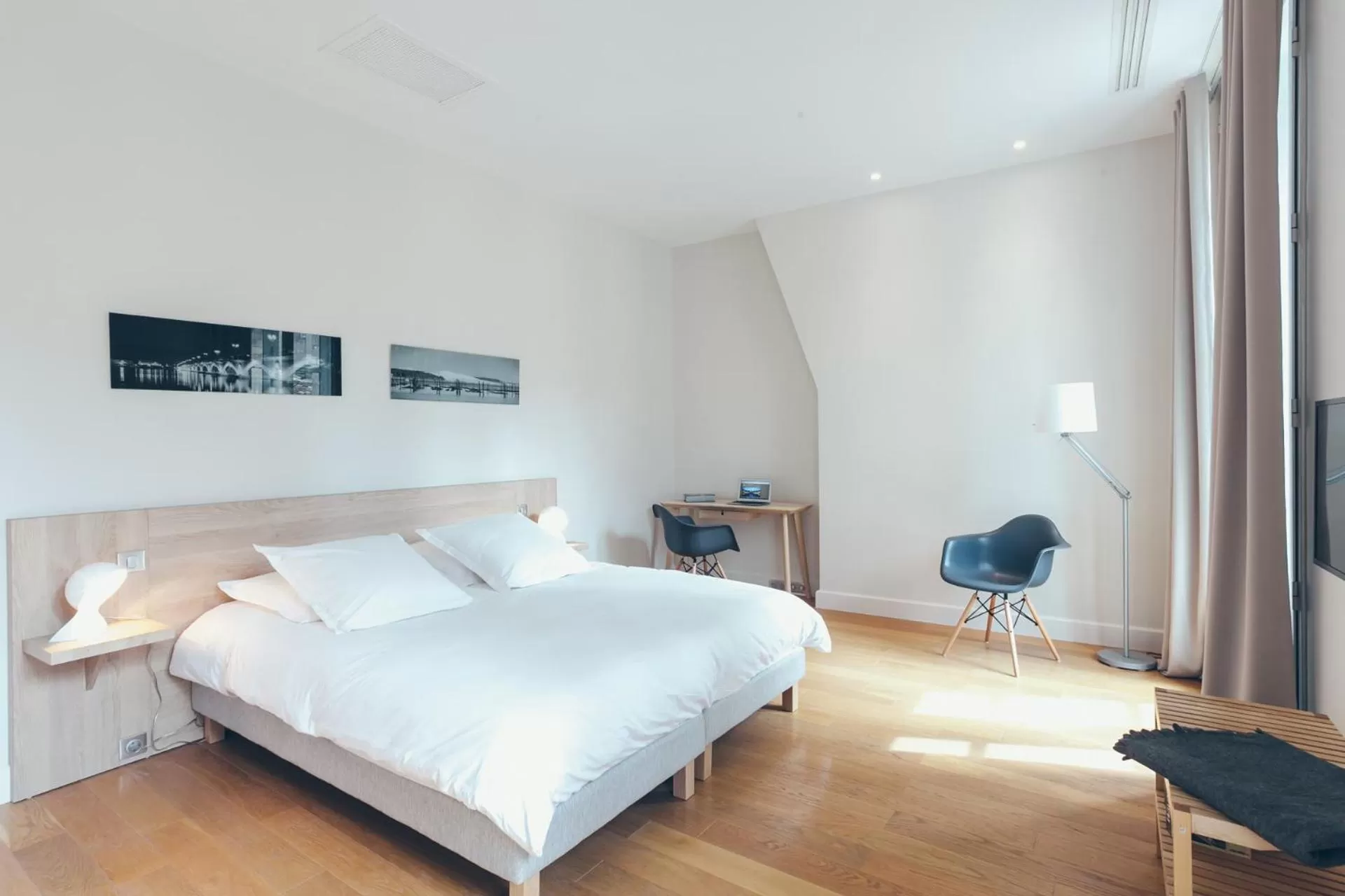 Photo of the whole room, Bed in Appartement T4 cours de l'intendance