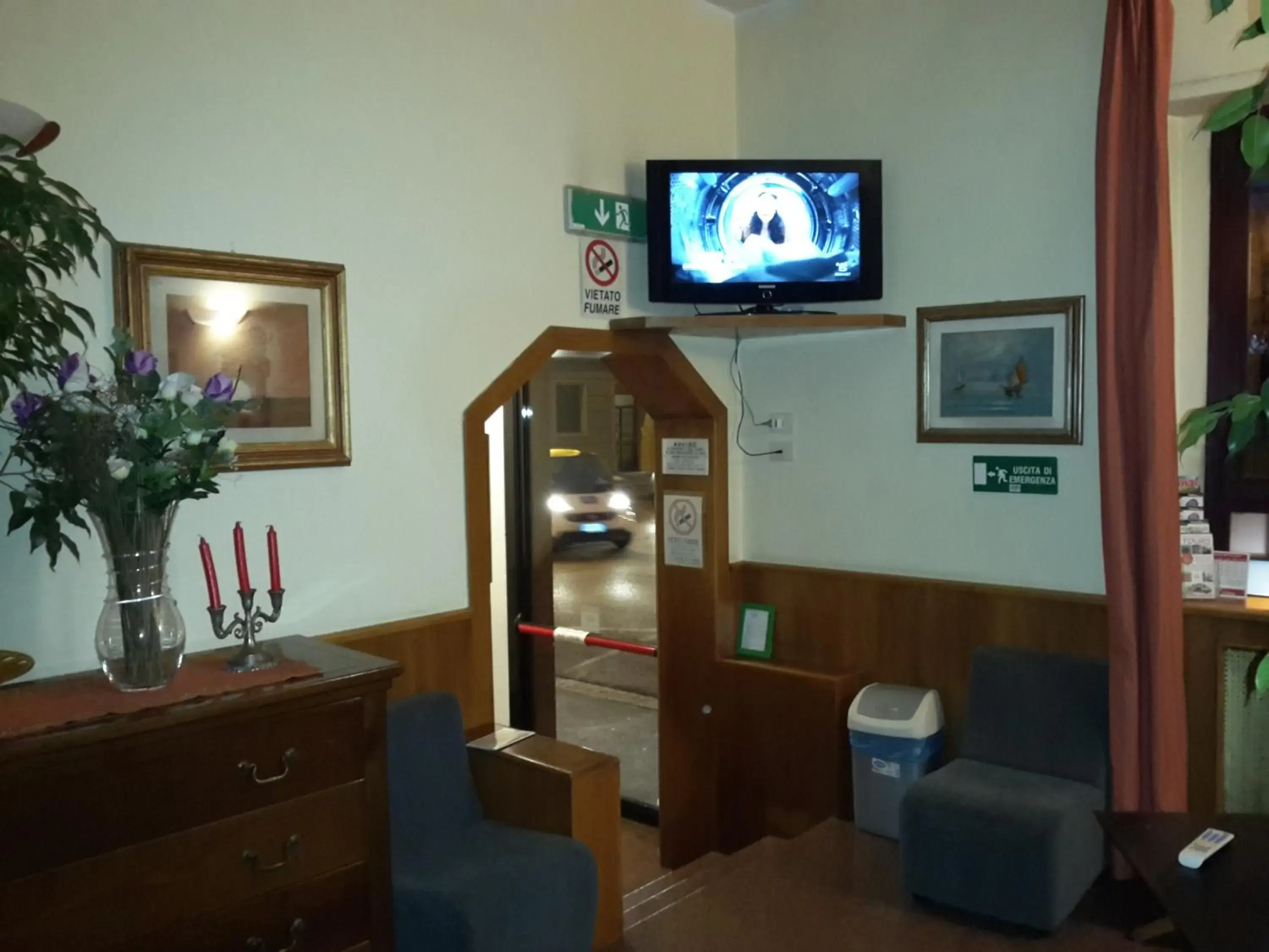 Communal lounge/ TV room, TV/Entertainment Center in Albergo Sonia