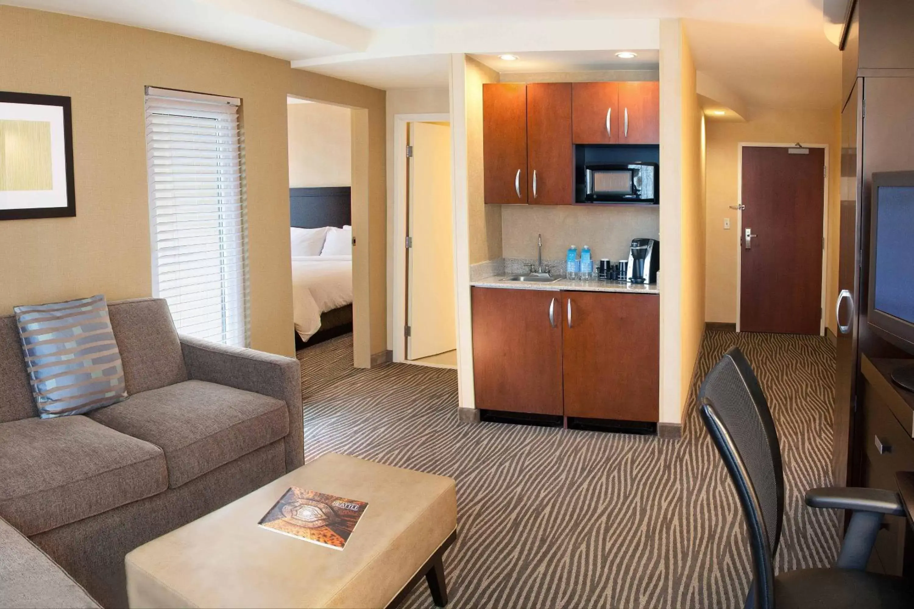 Living room, Seating Area in Courtyard by Marriott Seattle Bellevue/Downtown