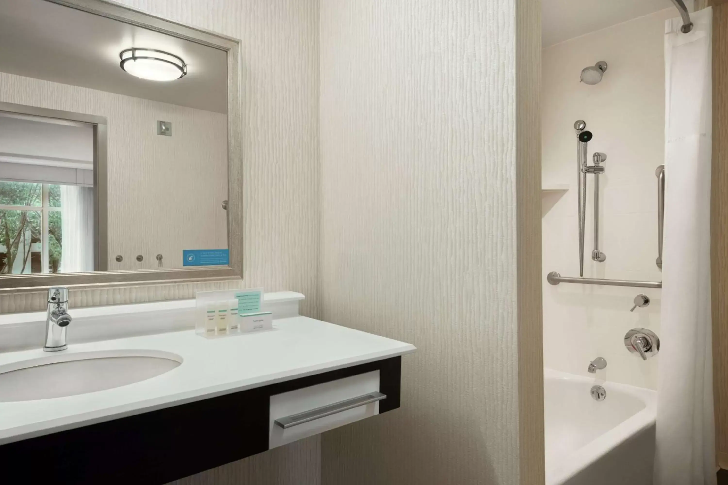 Bathroom in Hampton Inn & Suites Rosemont Chicago O'Hare