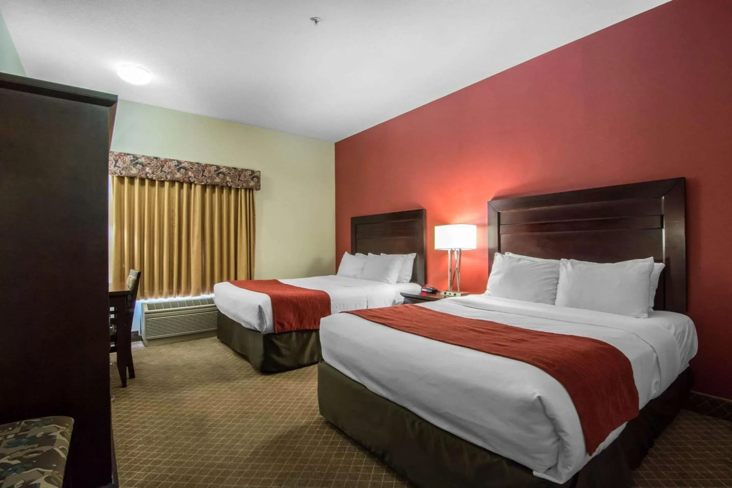 Photo of the whole room, Bed in Comfort Inn & Suites Airport South
