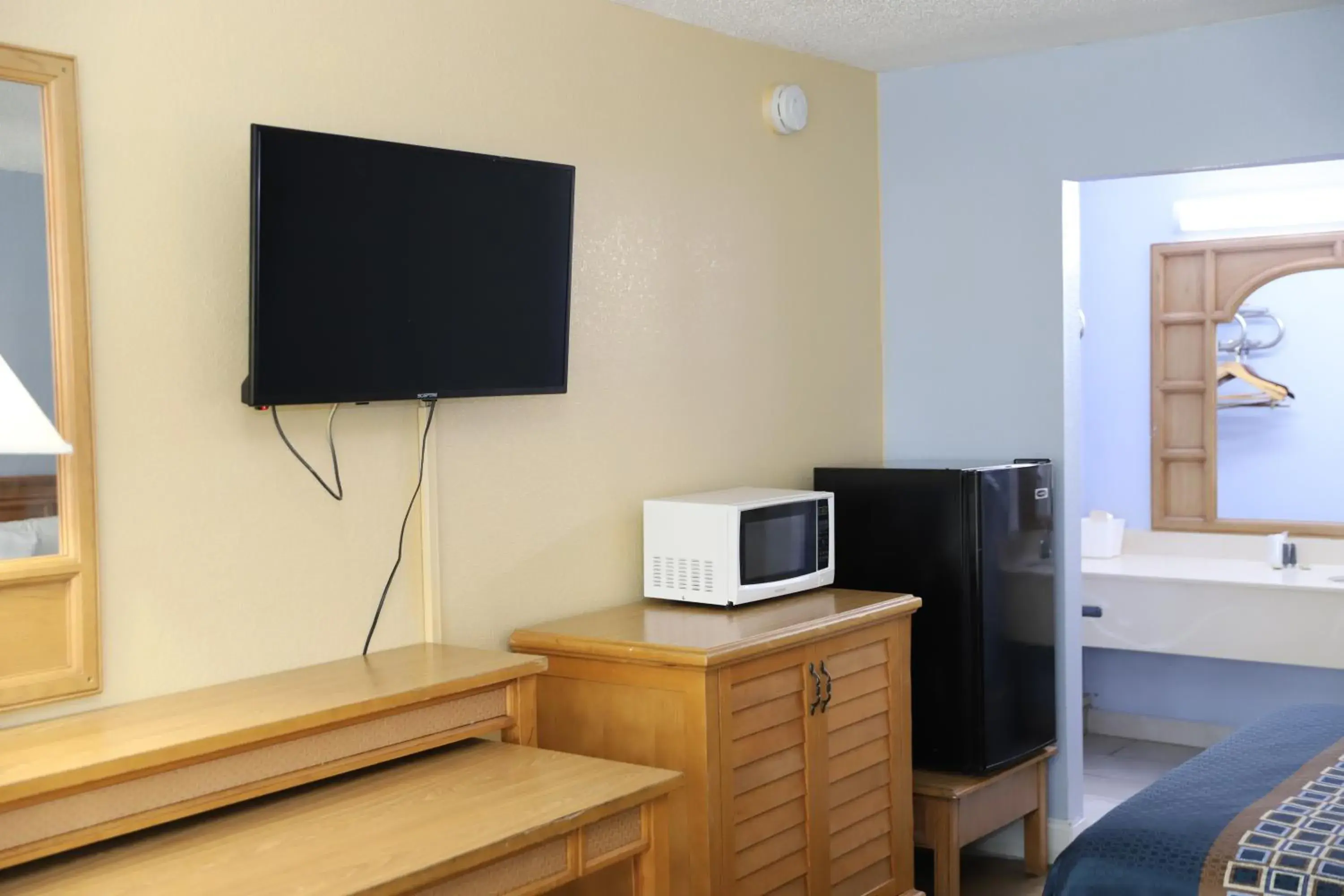 minibar, TV/Entertainment Center in Travelodge by Wyndham Florence