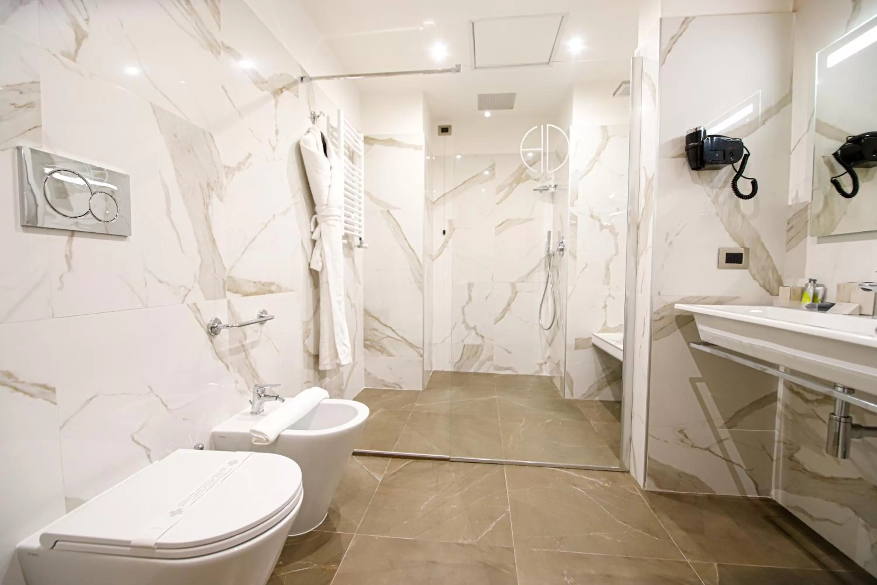 Shower in Hotel Diplomatic