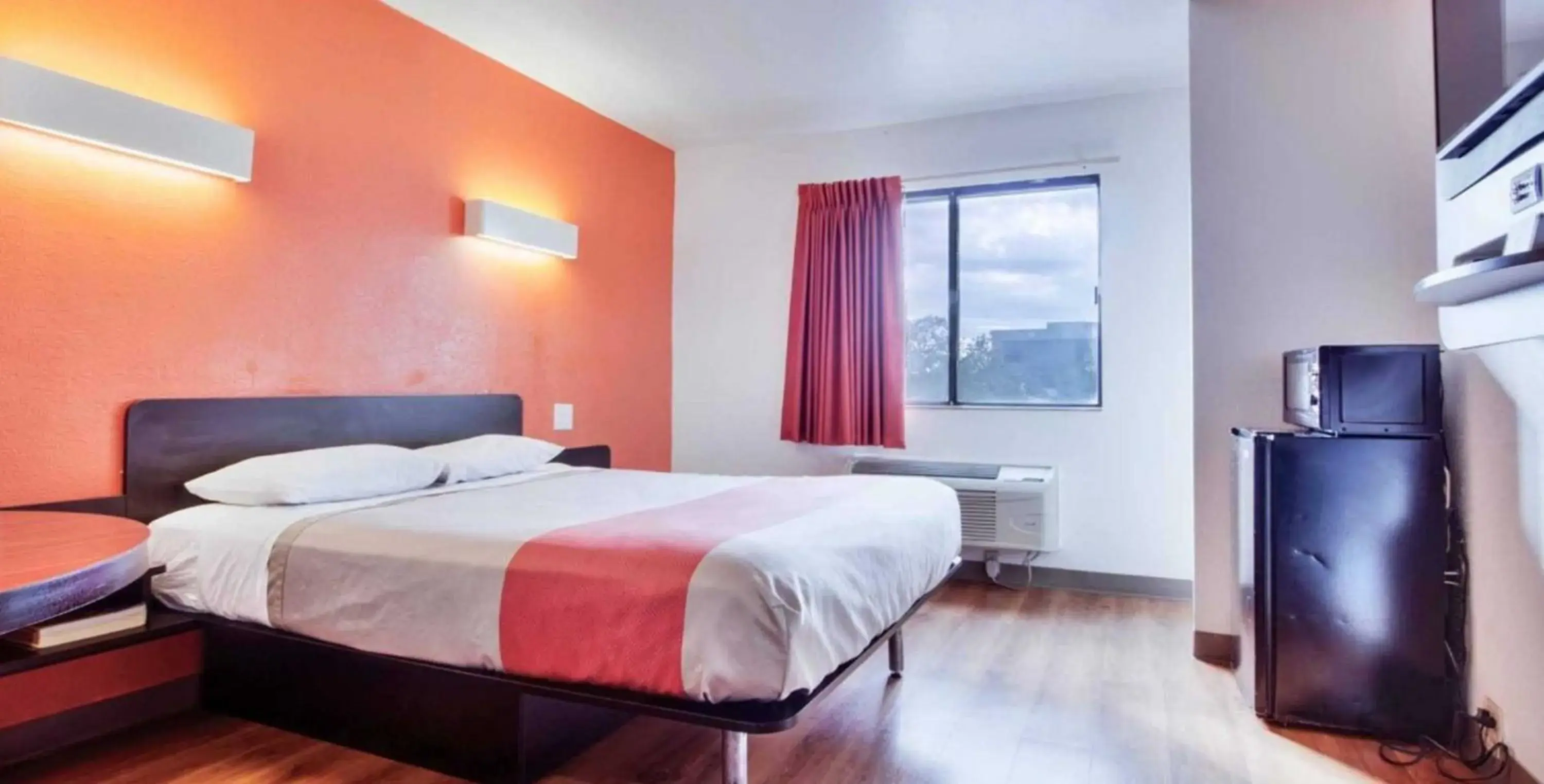 King Room - single occupancy - Smoking in Motel 6 Fort Worth, Tx - Stockyards King Room - single occupancy - Smoking in Motel 6 Fort Worth, Tx - Stockyards