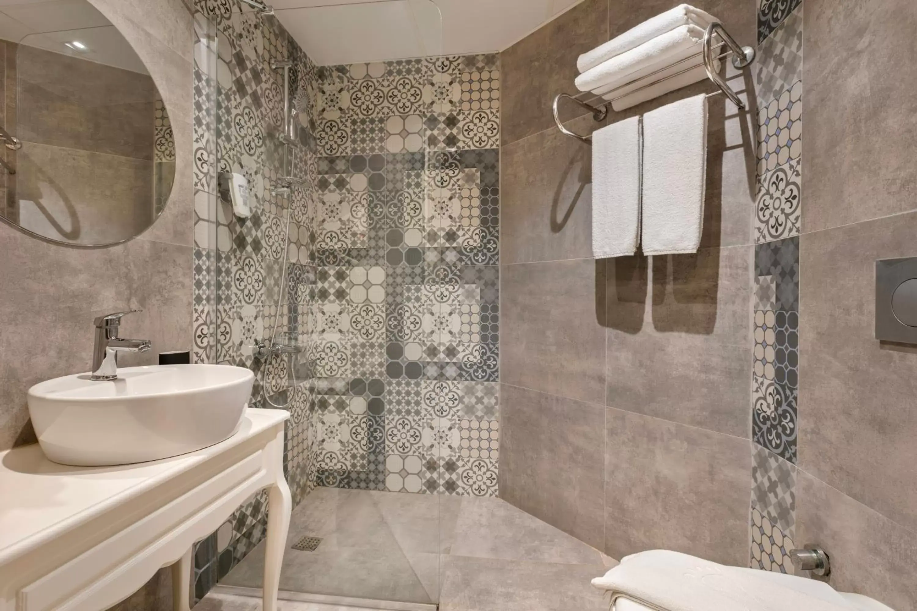 Shower, Bathroom in Azuu Boutique Hotel