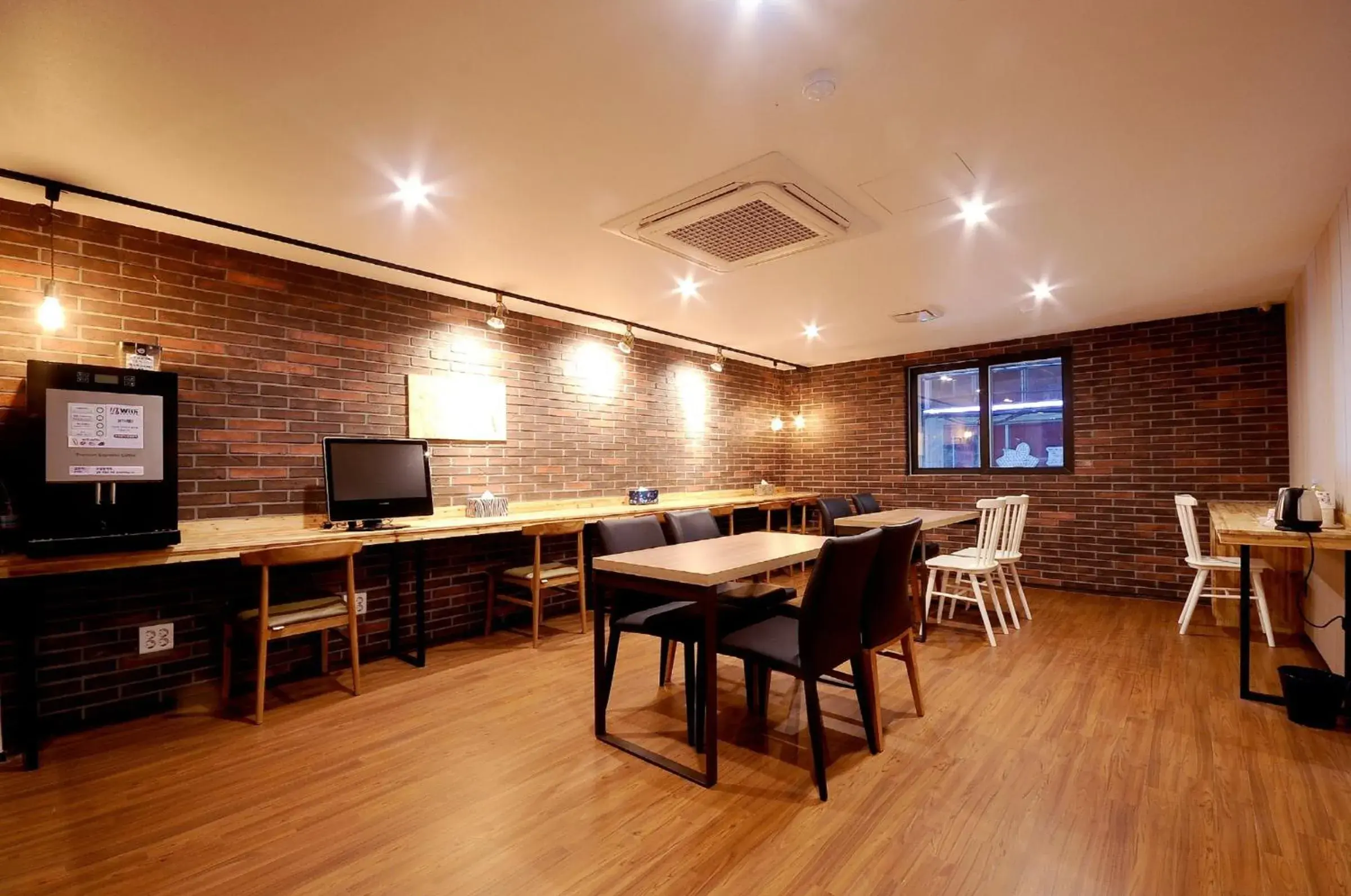 Communal lounge/ TV room in Queens Hotel Seomyeon Busan