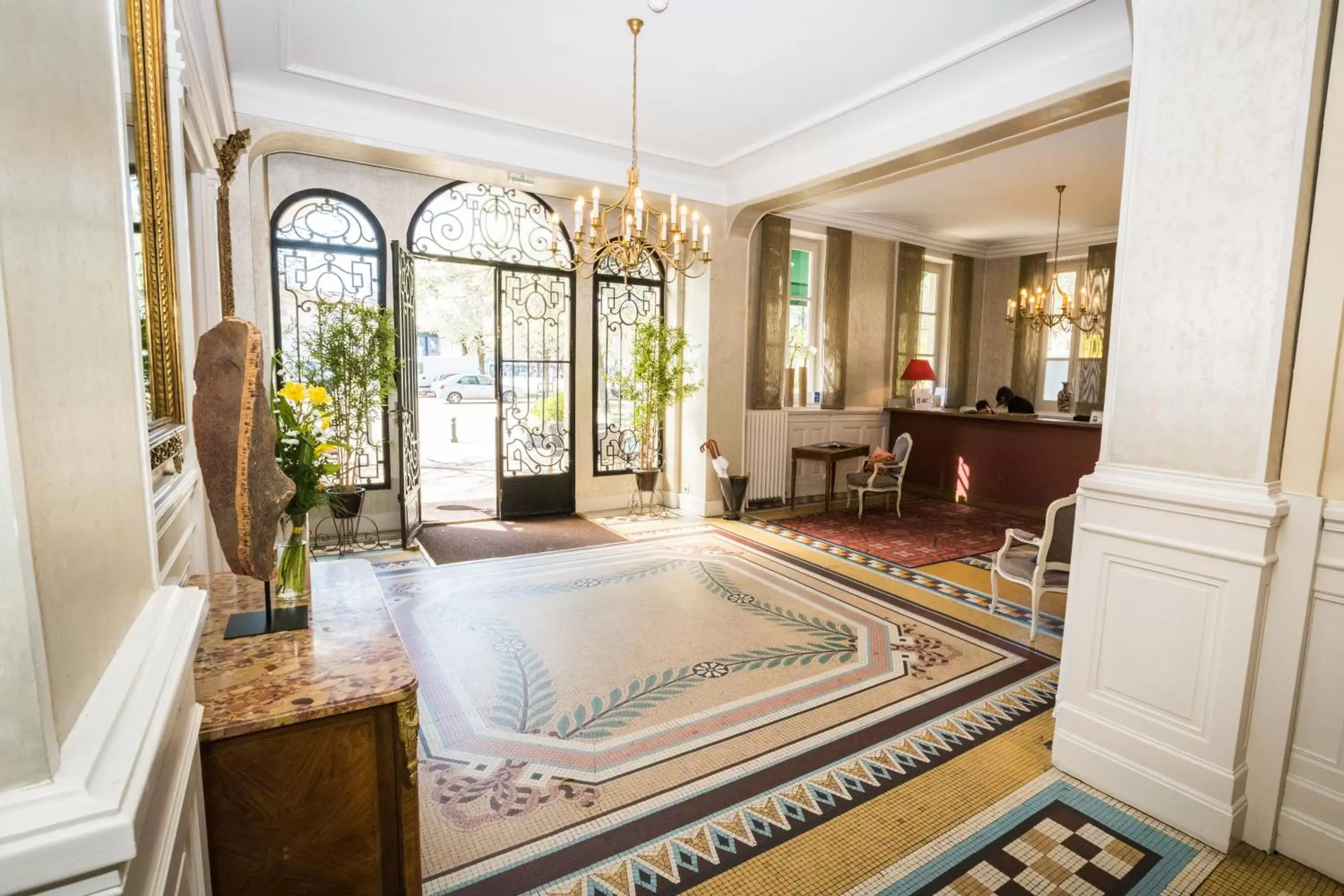 Lobby or reception in Best Western Hôtel de France