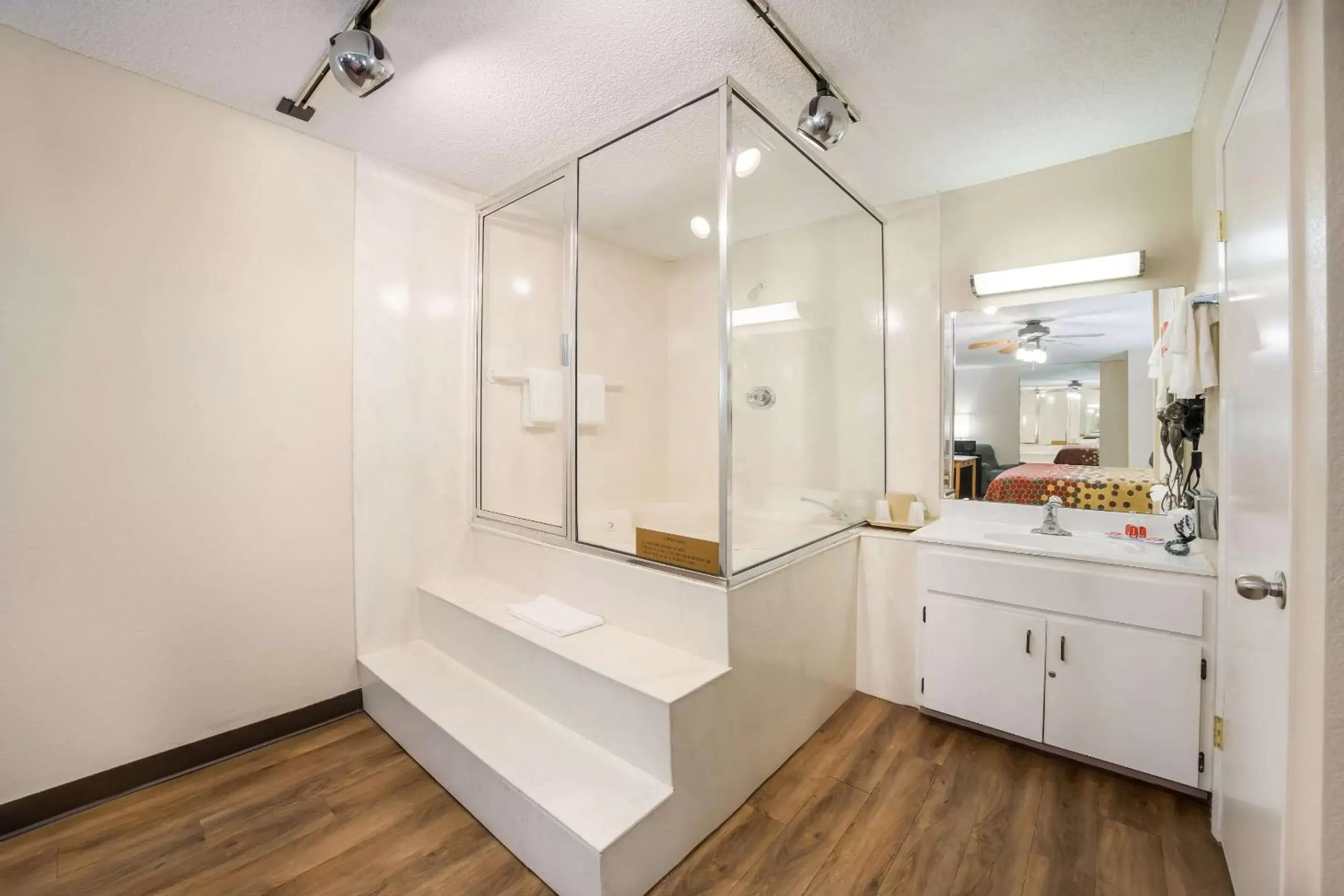 Bedroom, Bathroom in Econo Lodge Live Oak