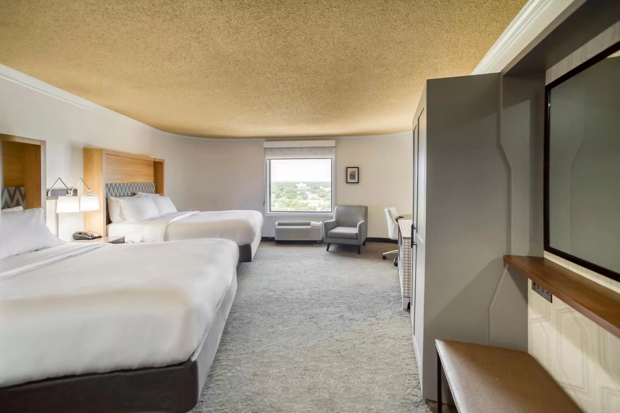 Photo of the whole room, Bed in Holiday Inn Mobile Downtown Historic District by IHG