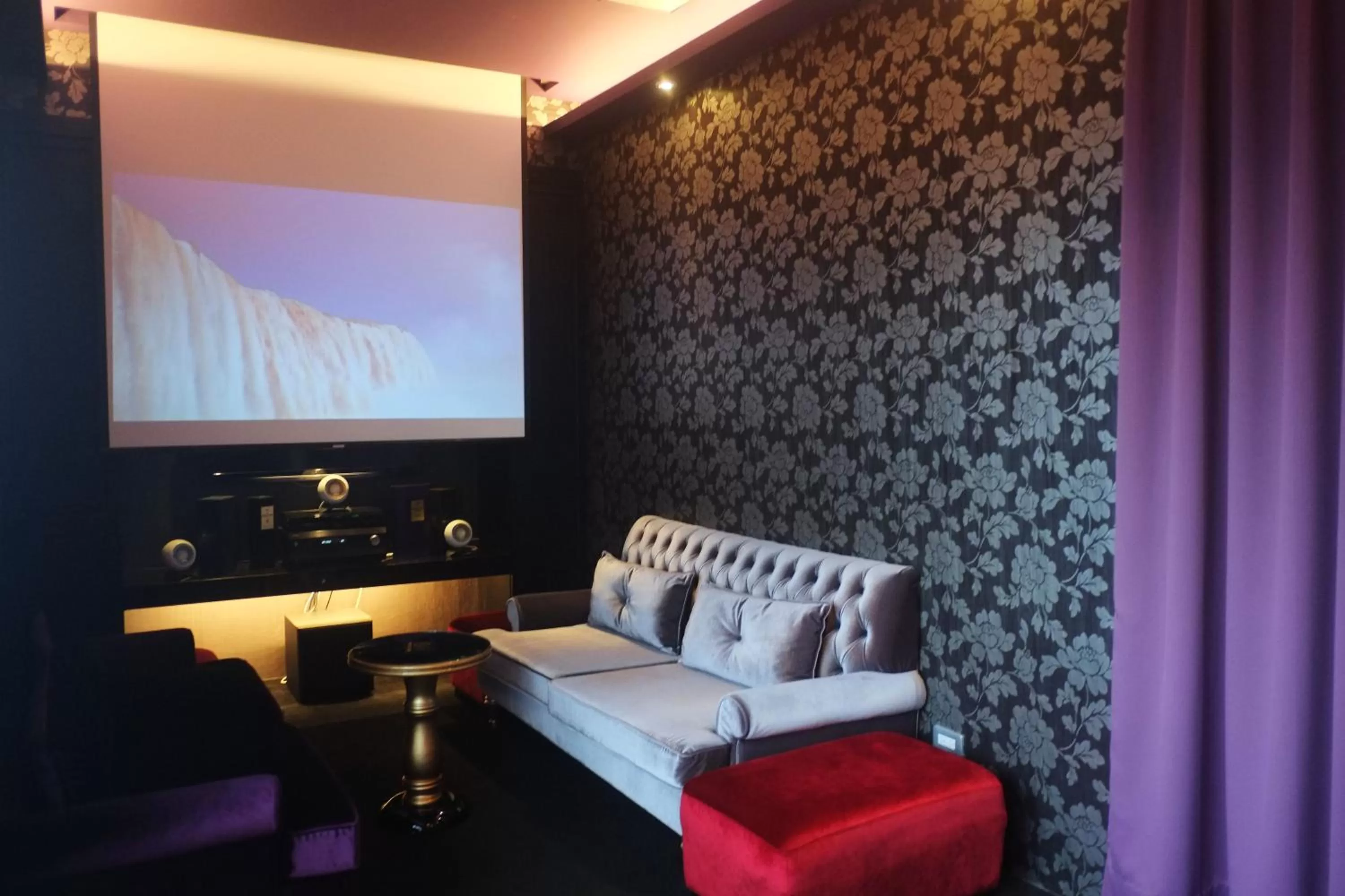 Communal lounge/ TV room, Bed in FX Hotel Taipei Nanjing East Road Branch
