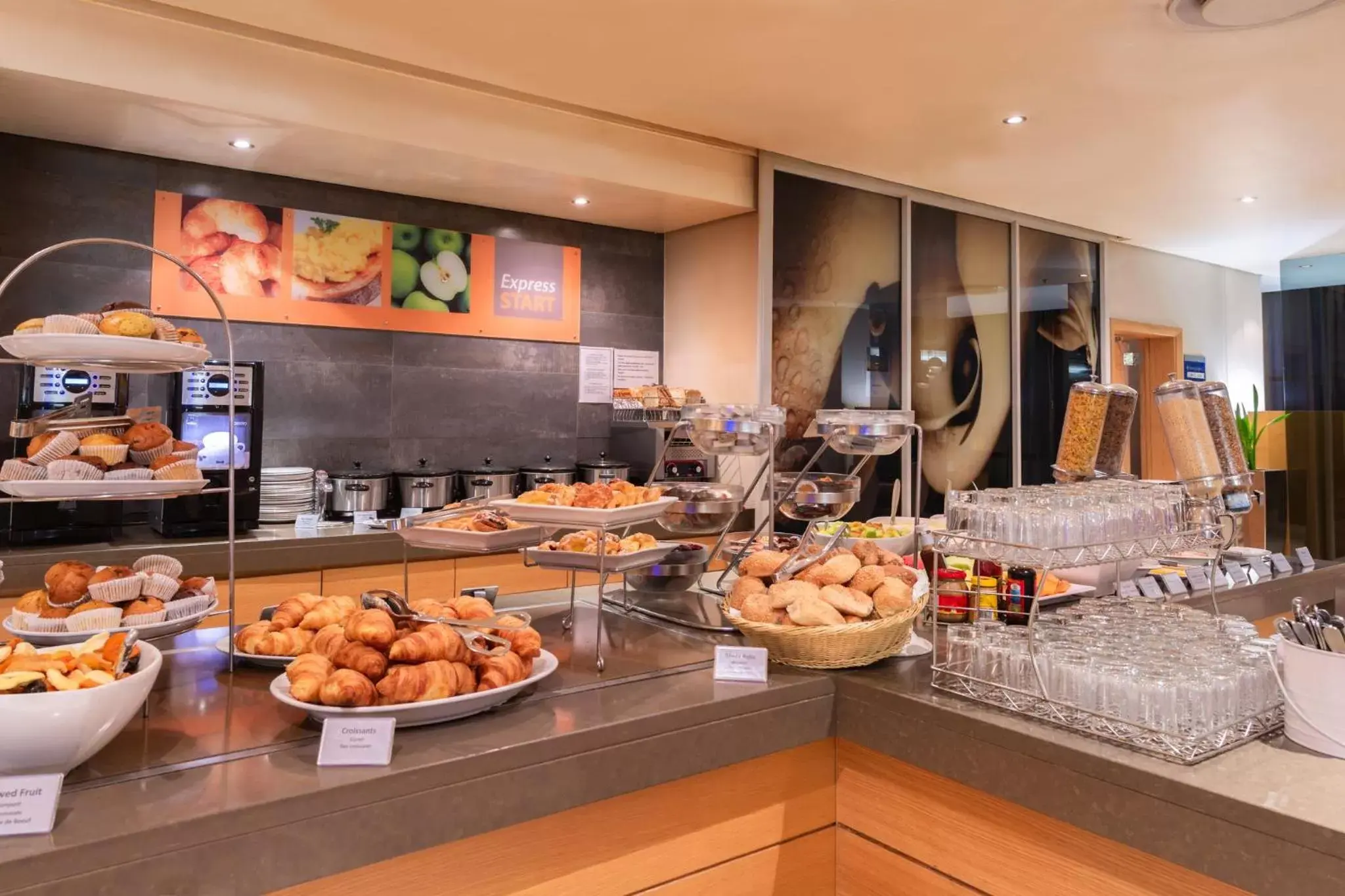 Breakfast, Food in Holiday Inn Express Cape Town City Centre, an IHG Hotel