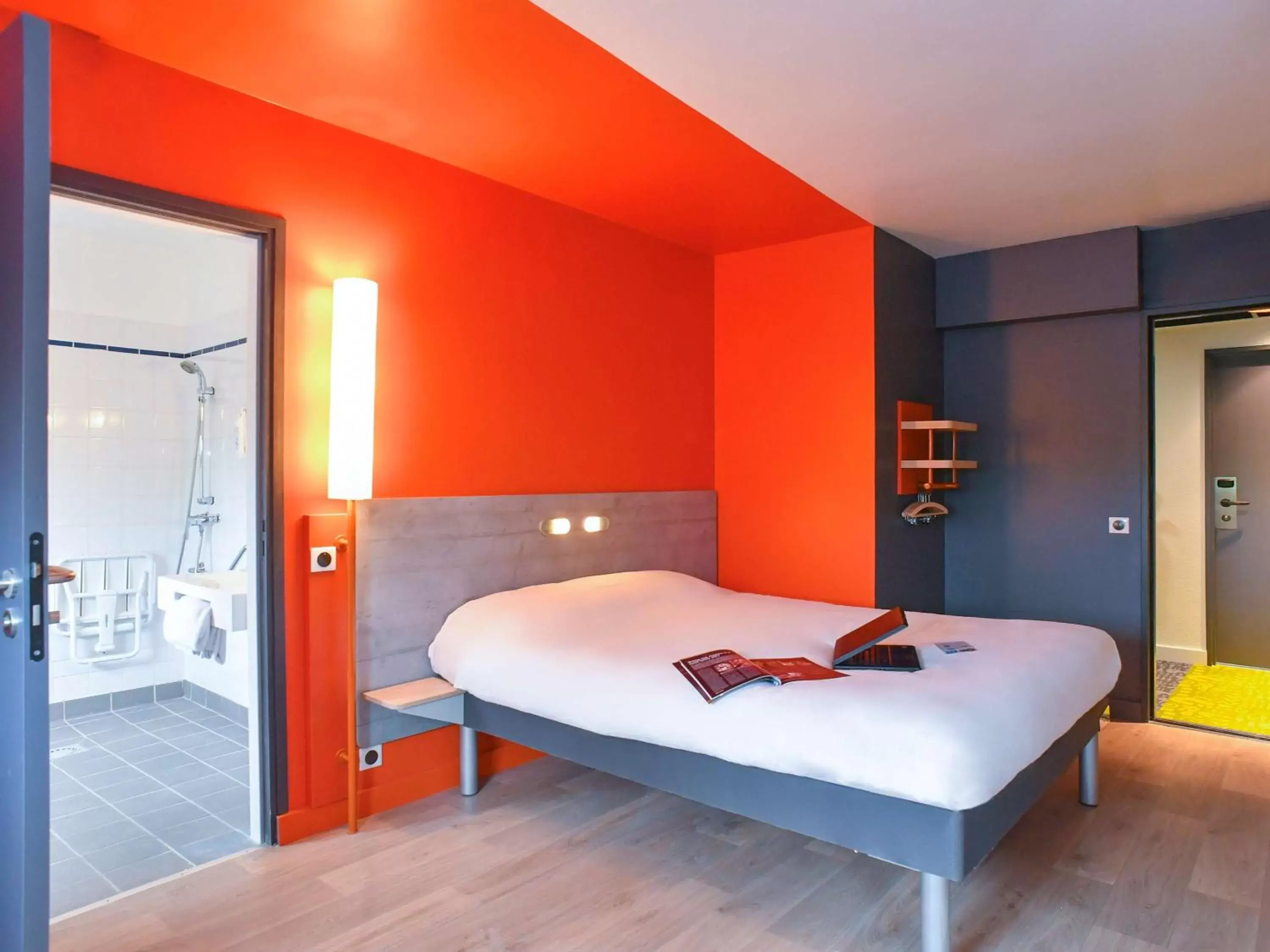 Photo of the whole room, Bed in ibis budget Coutances