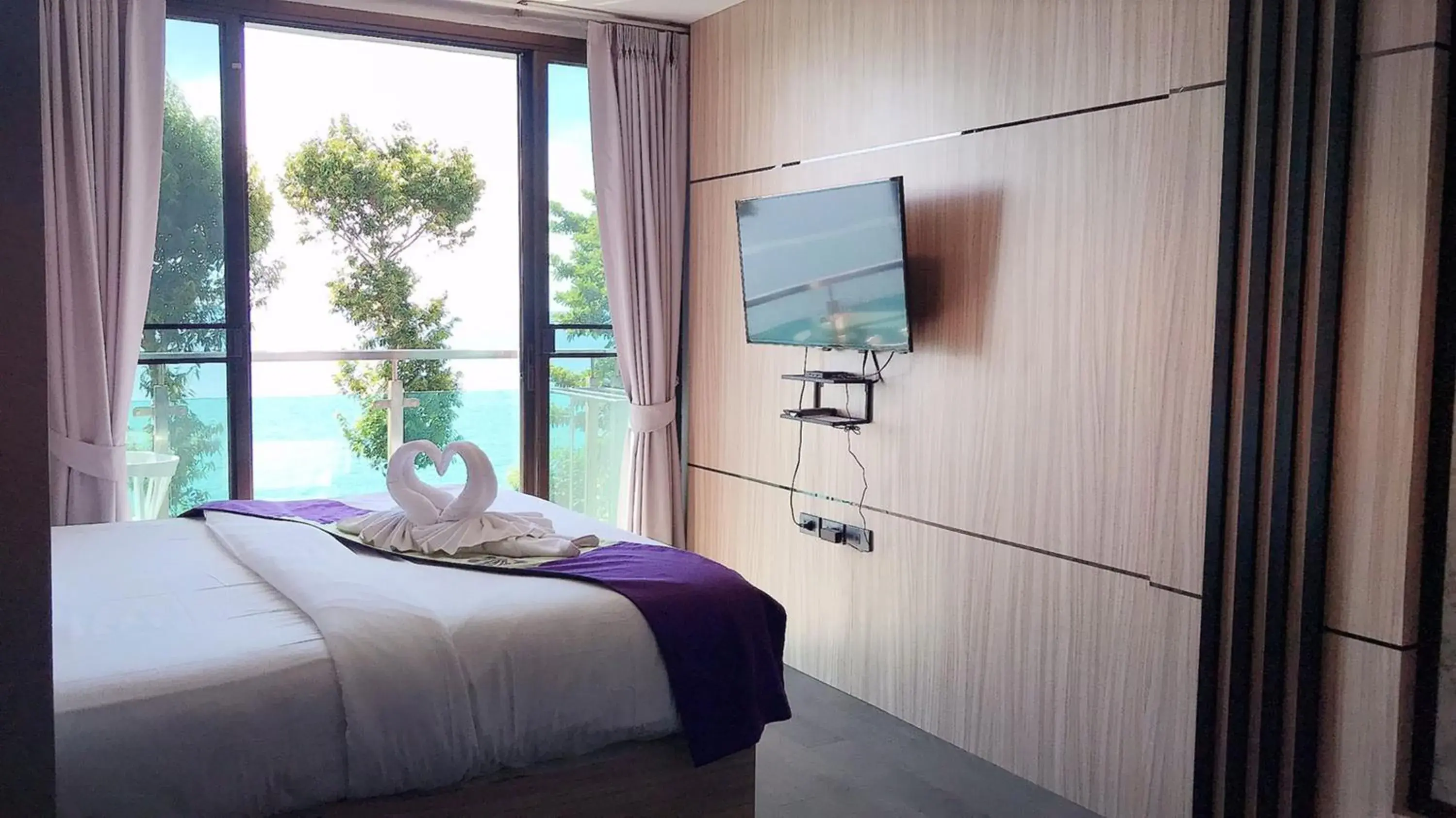 Communal lounge/ TV room, Bed in Cliff Lanta Suite-Koh Lanta Krabi