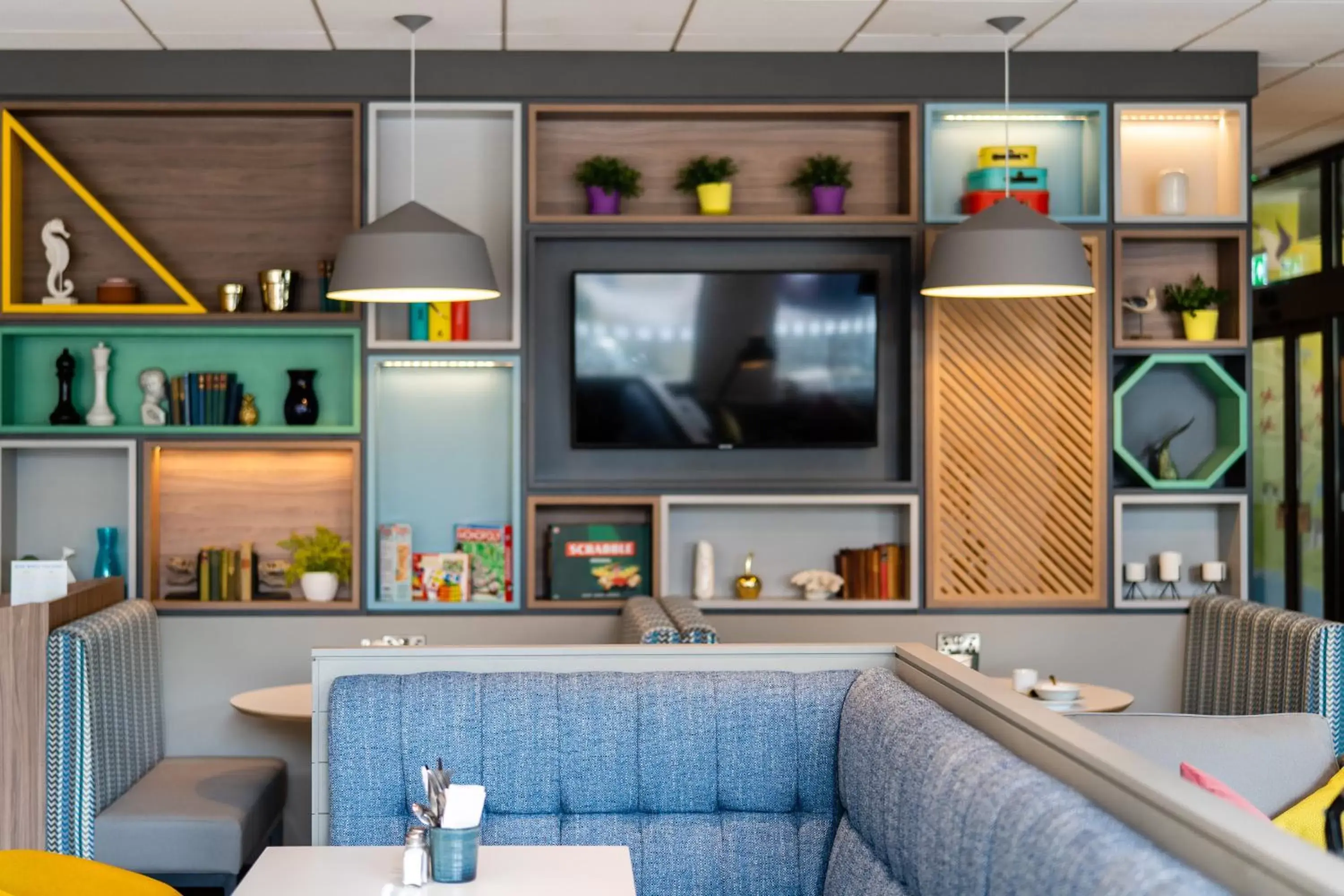 Restaurant/places to eat, TV/Entertainment Center in Holiday Inn Bournemouth, an IHG Hotel