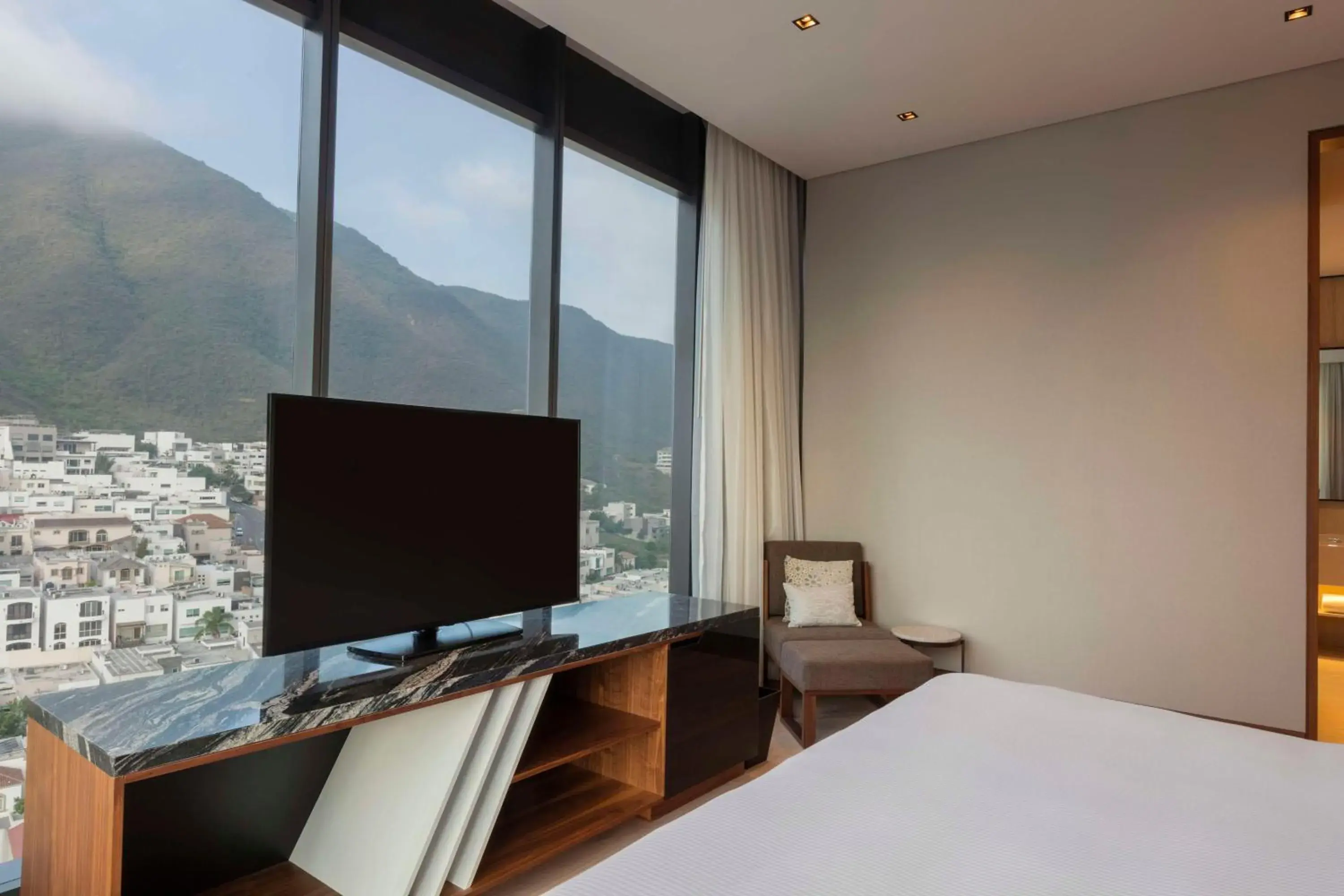 Bedroom, TV/Entertainment Center in Hilton Monterrey