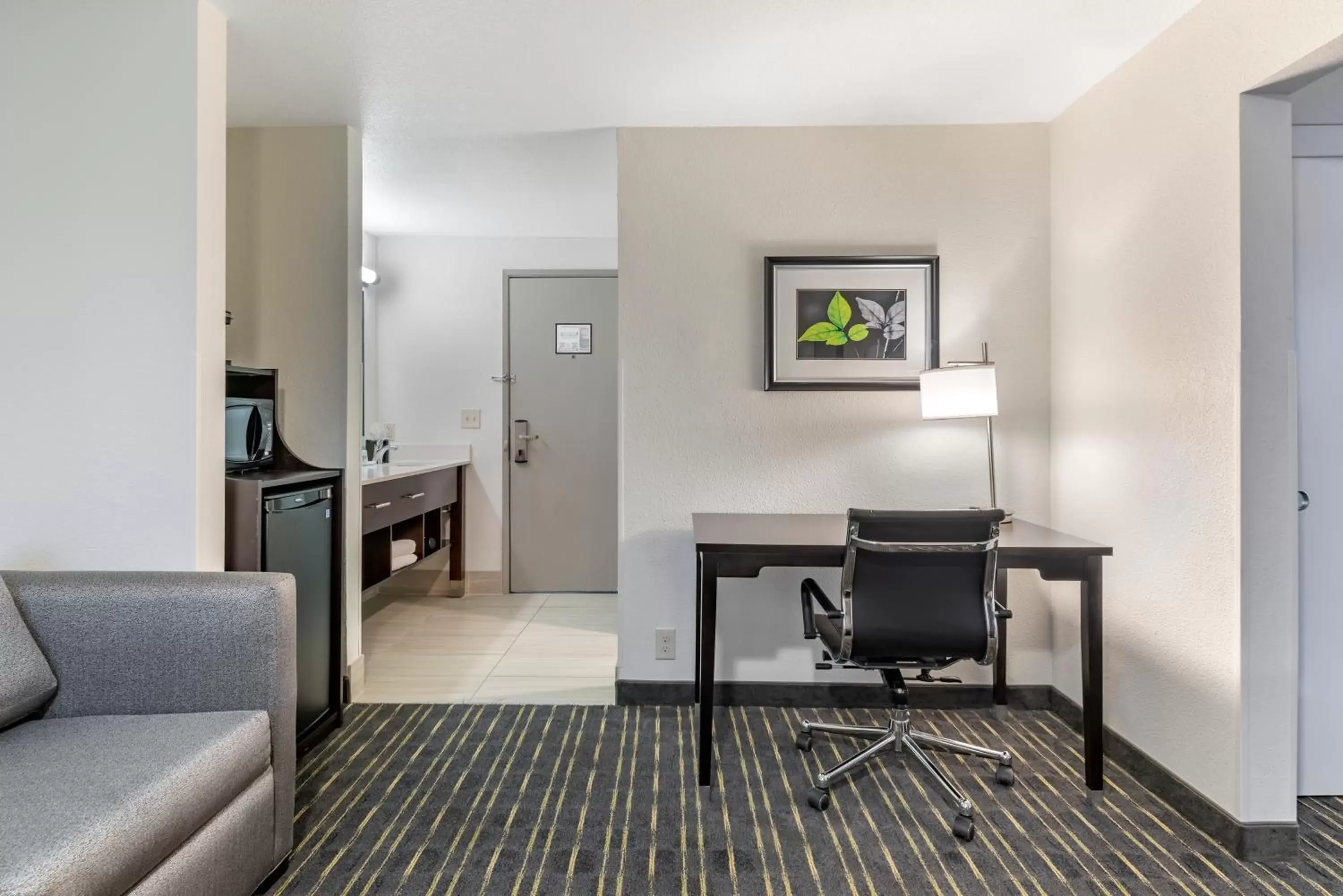 Seating area, Kitchen/Kitchenette in Comfort Inn & Suites Tigard near Washington Square