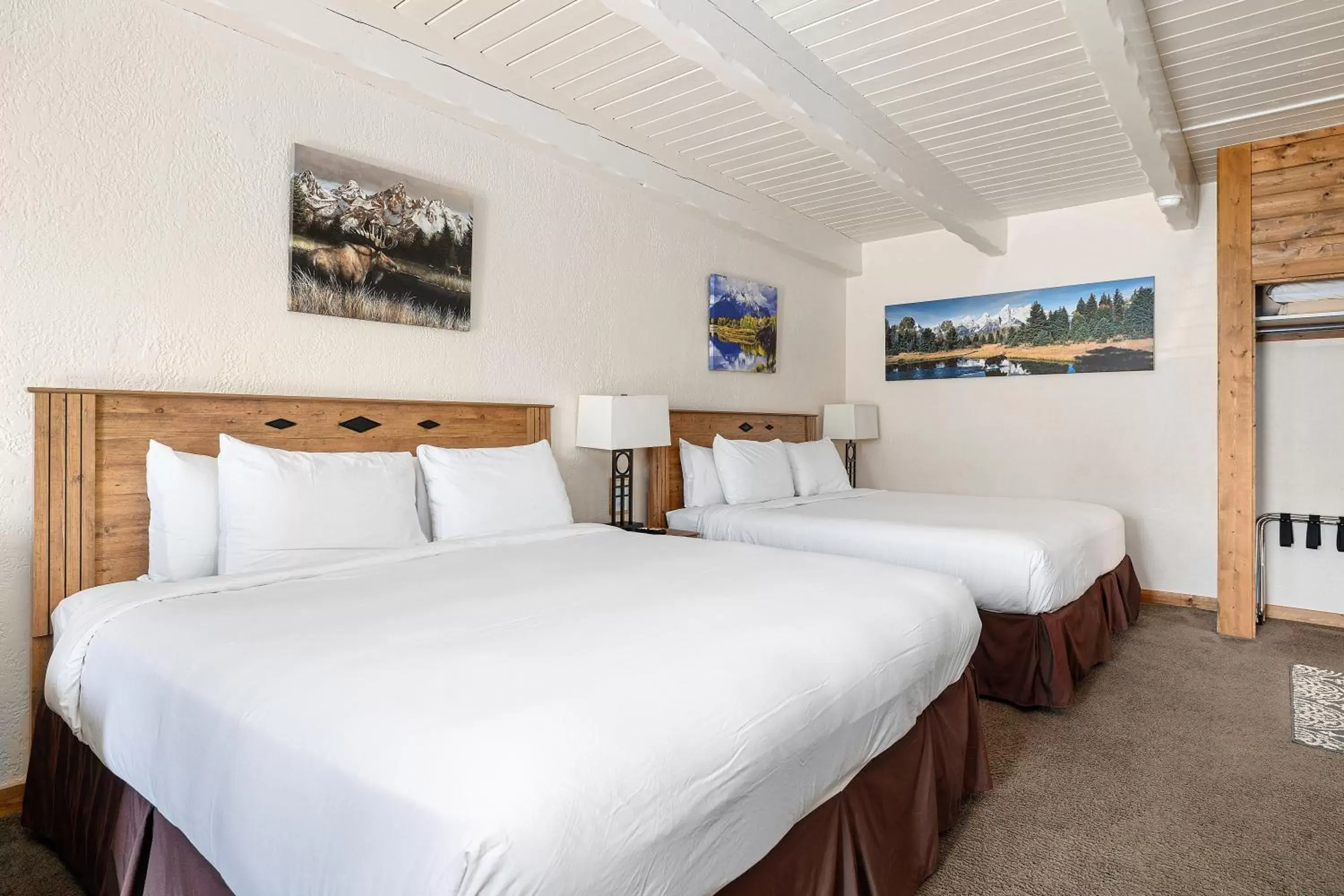 Bedroom, Bed in Elk Refuge Inn