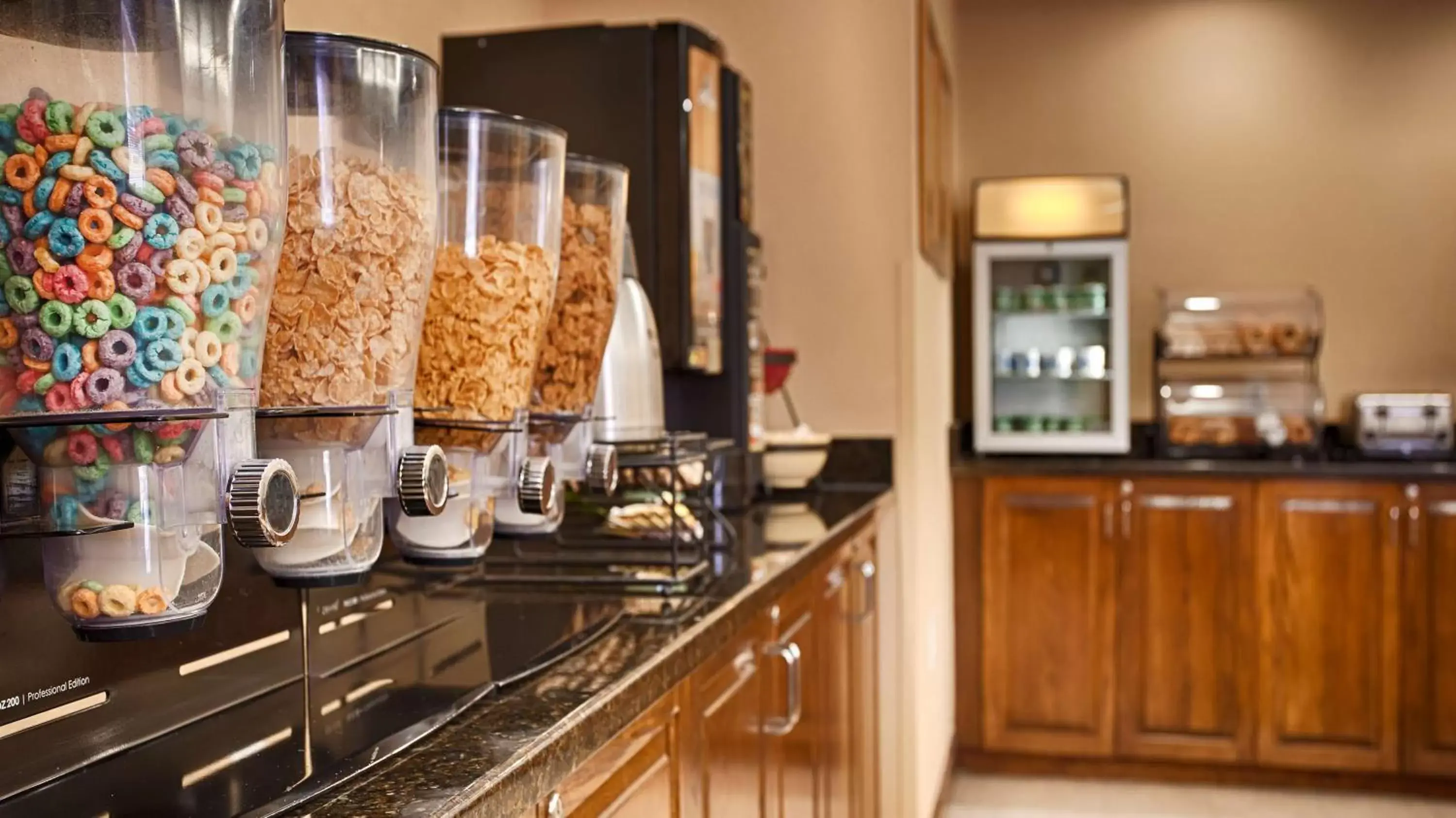 Restaurant/places to eat in Best Western Plus Edison Inn Restaurant/places to eat in Best Western Plus Edison Inn