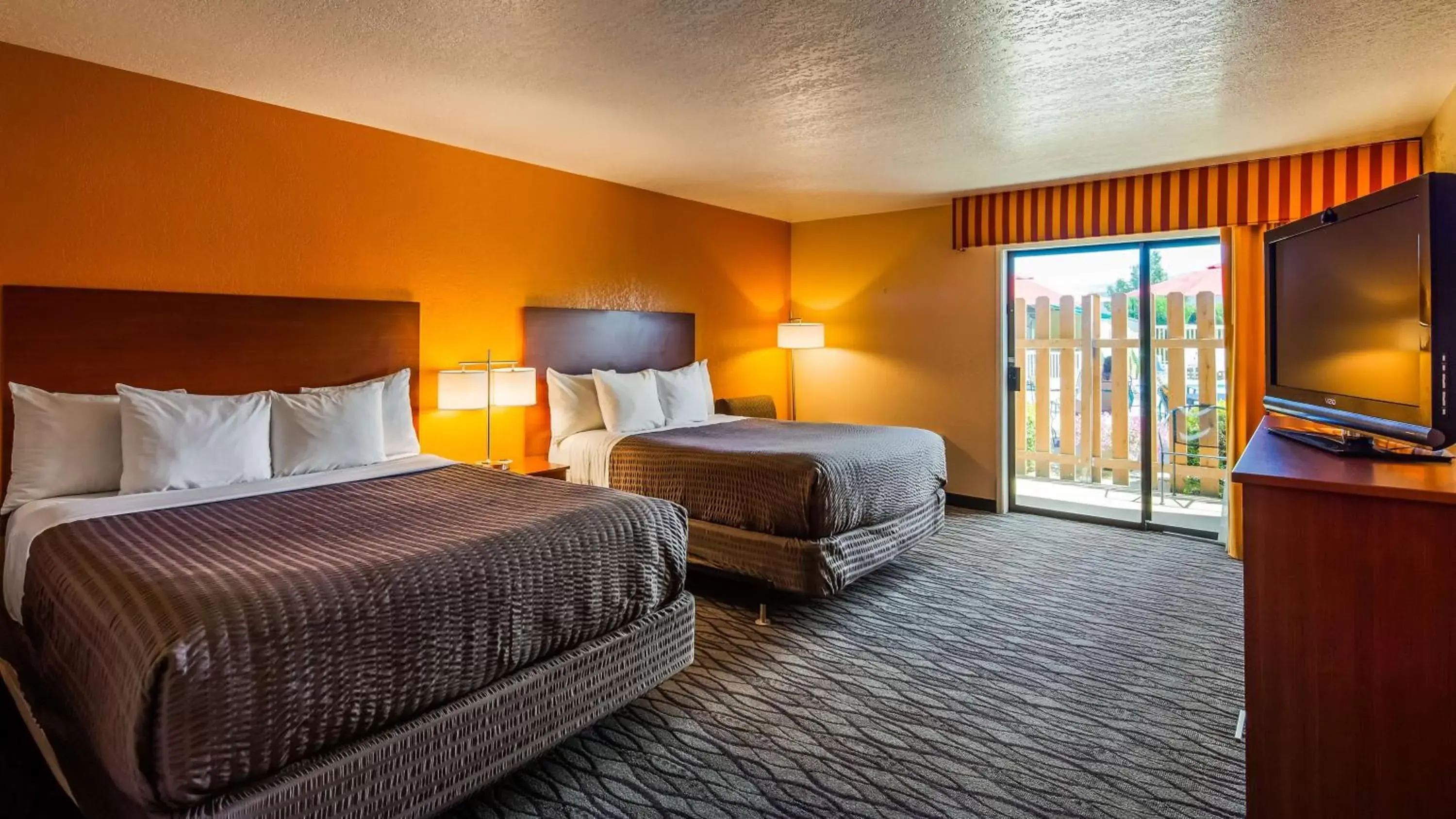 Photo of the whole room, Bed in SureStay Hotel by Best Western Wenatchee