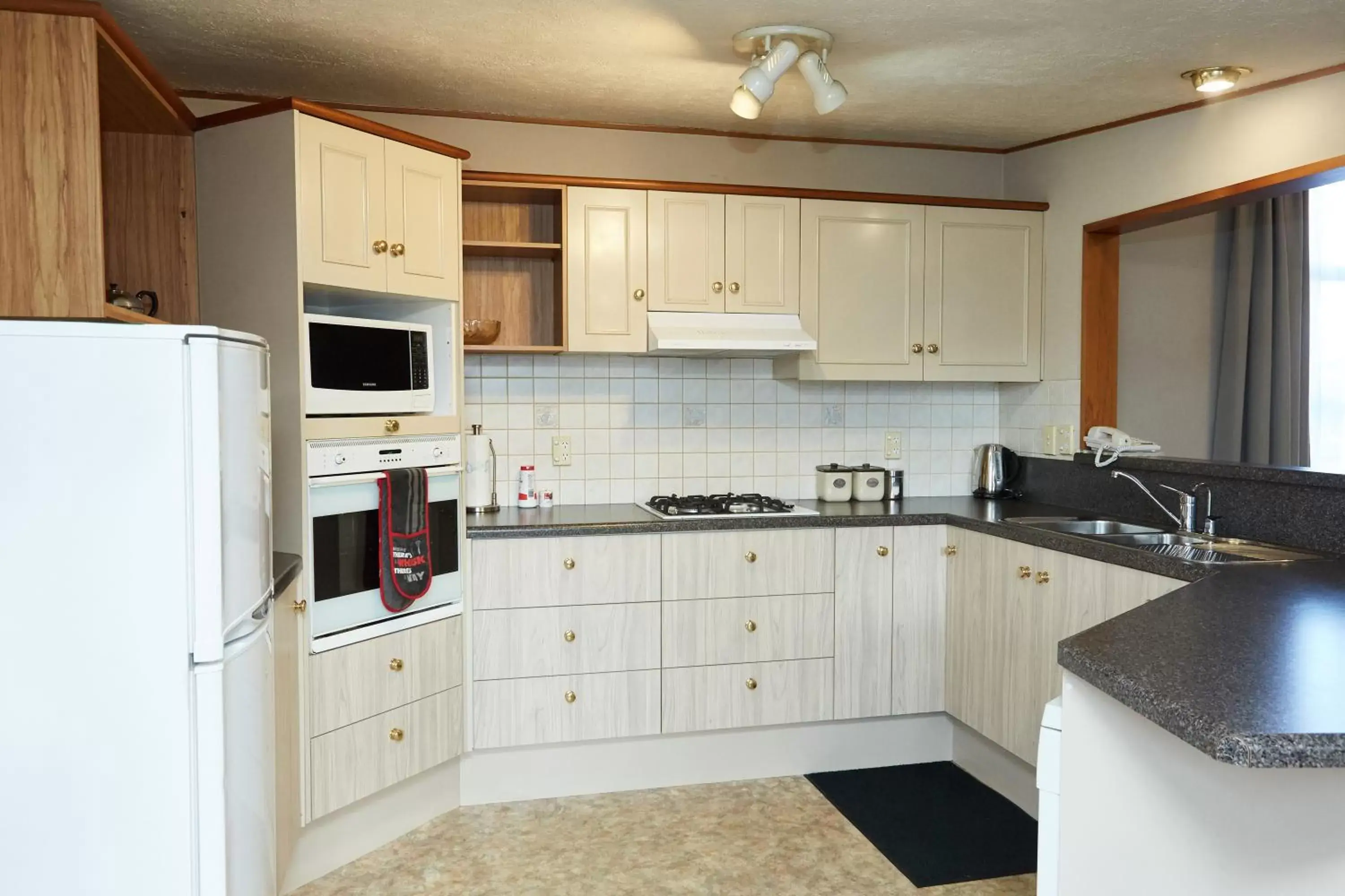 Kitchen/Kitchenette in Admiral Court Motel & Apartments