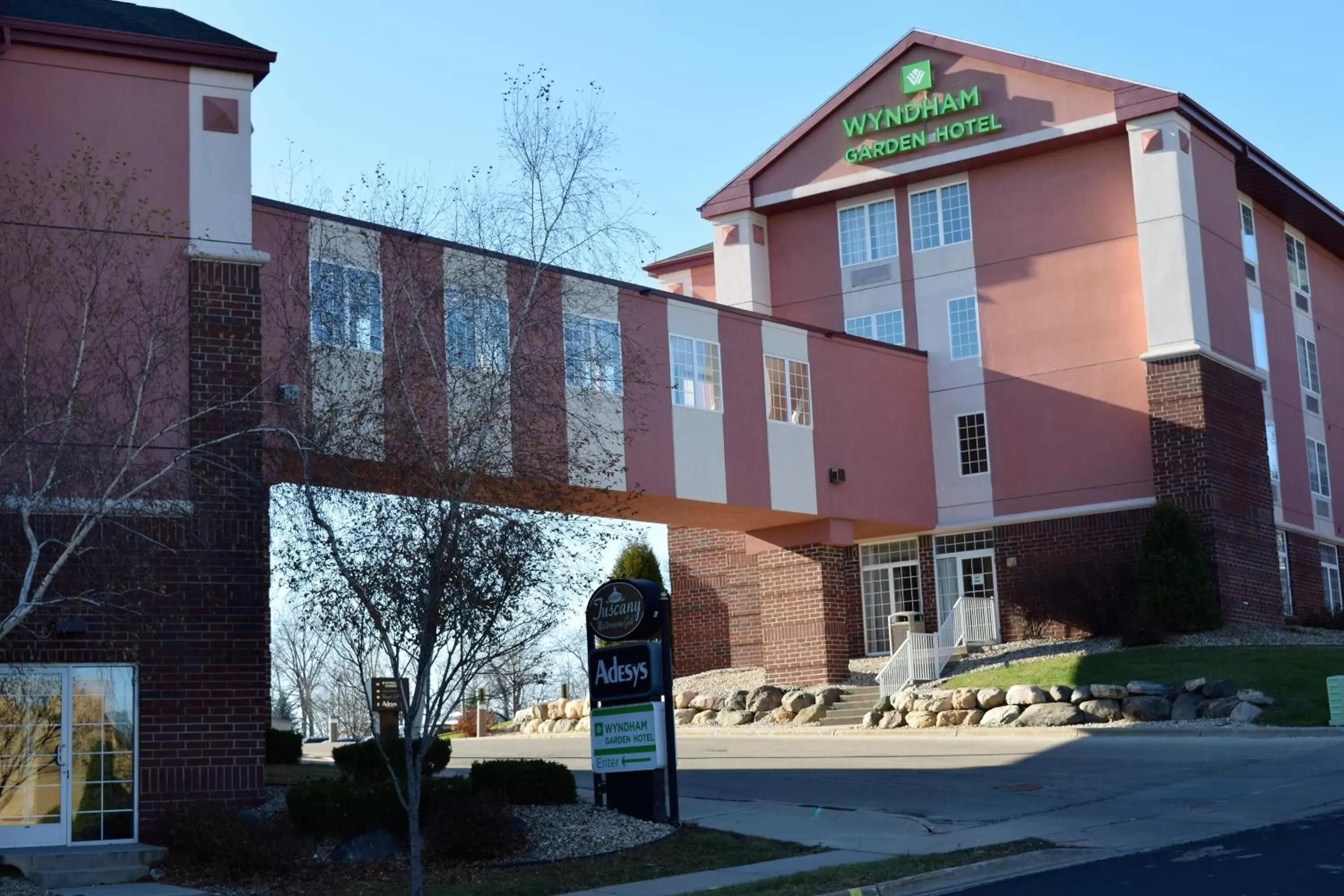 Facade/entrance, Property Building in Wyndham Garden Madison Fitchburg