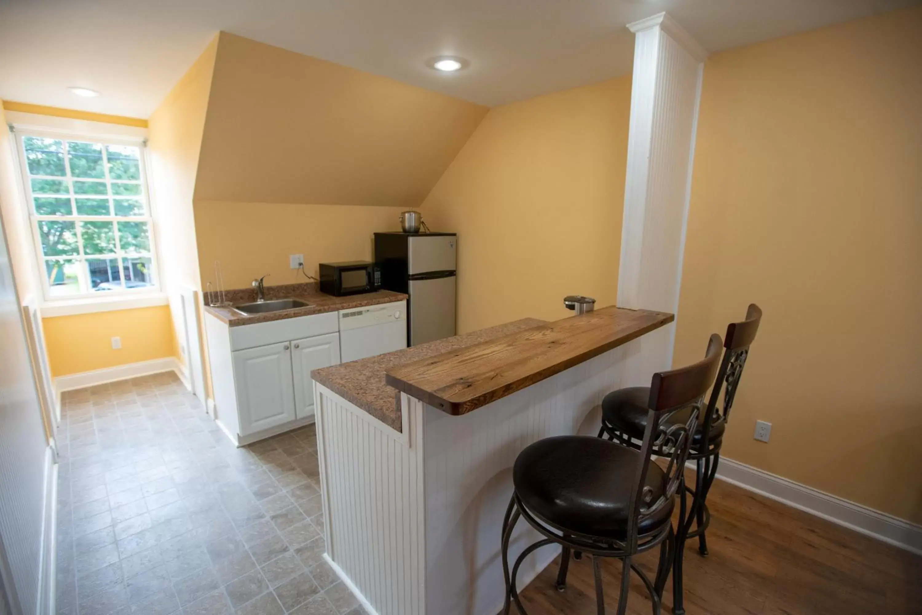 Kitchen/Kitchenette in Howard's Creek Inn