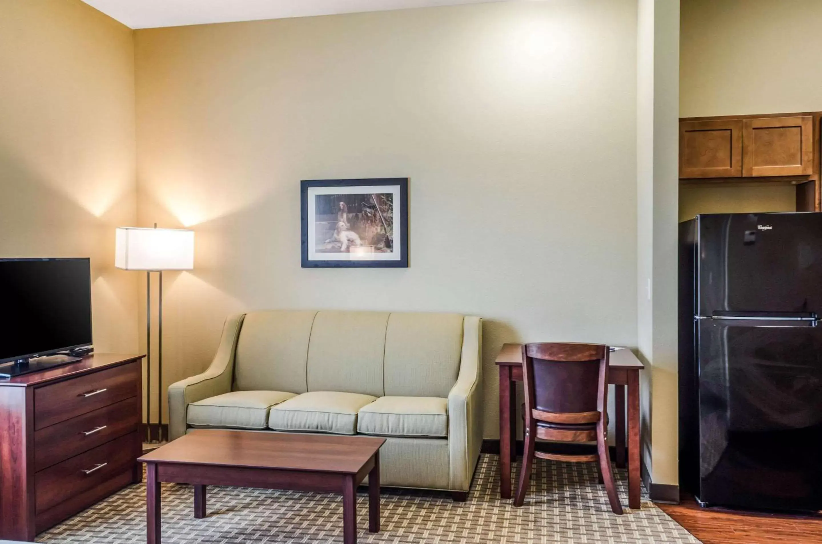 Photo of the whole room, Seating Area in MainStay Suites Hackberry Sportsman's Lodge