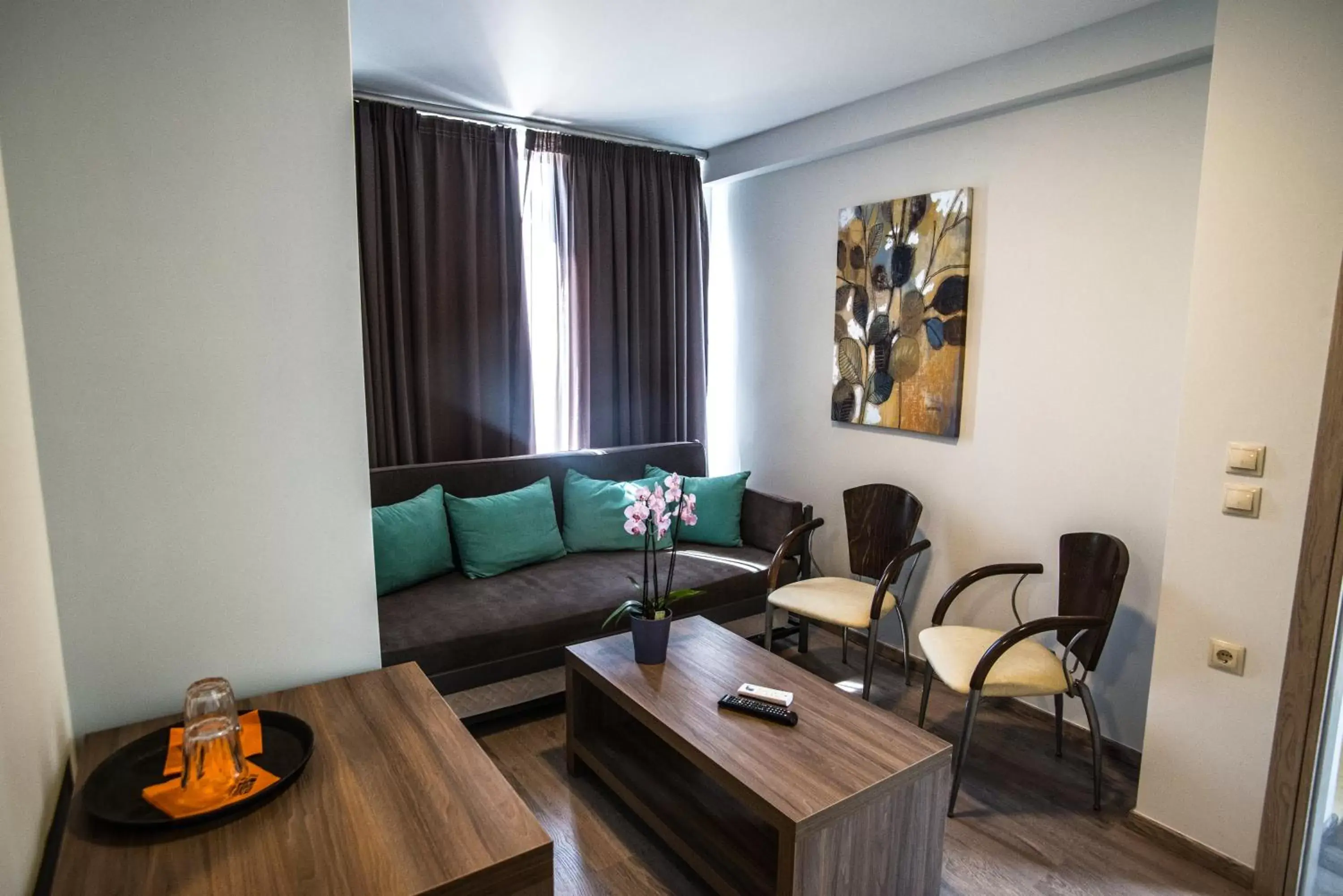 Bed, Lounge/Bar in Argo Hotel Piraeus