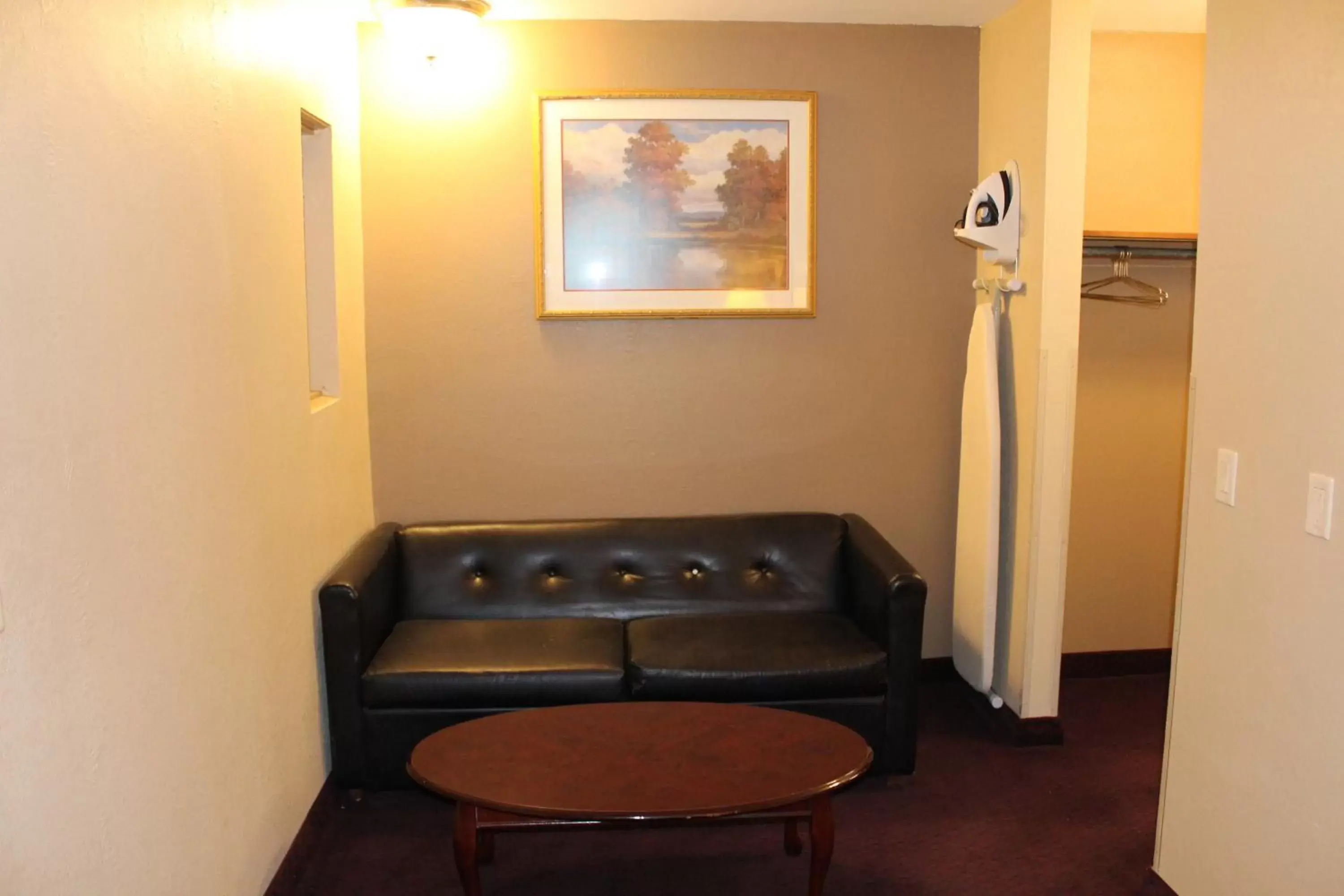 Seating Area in Travel Inn & Suites Flemington