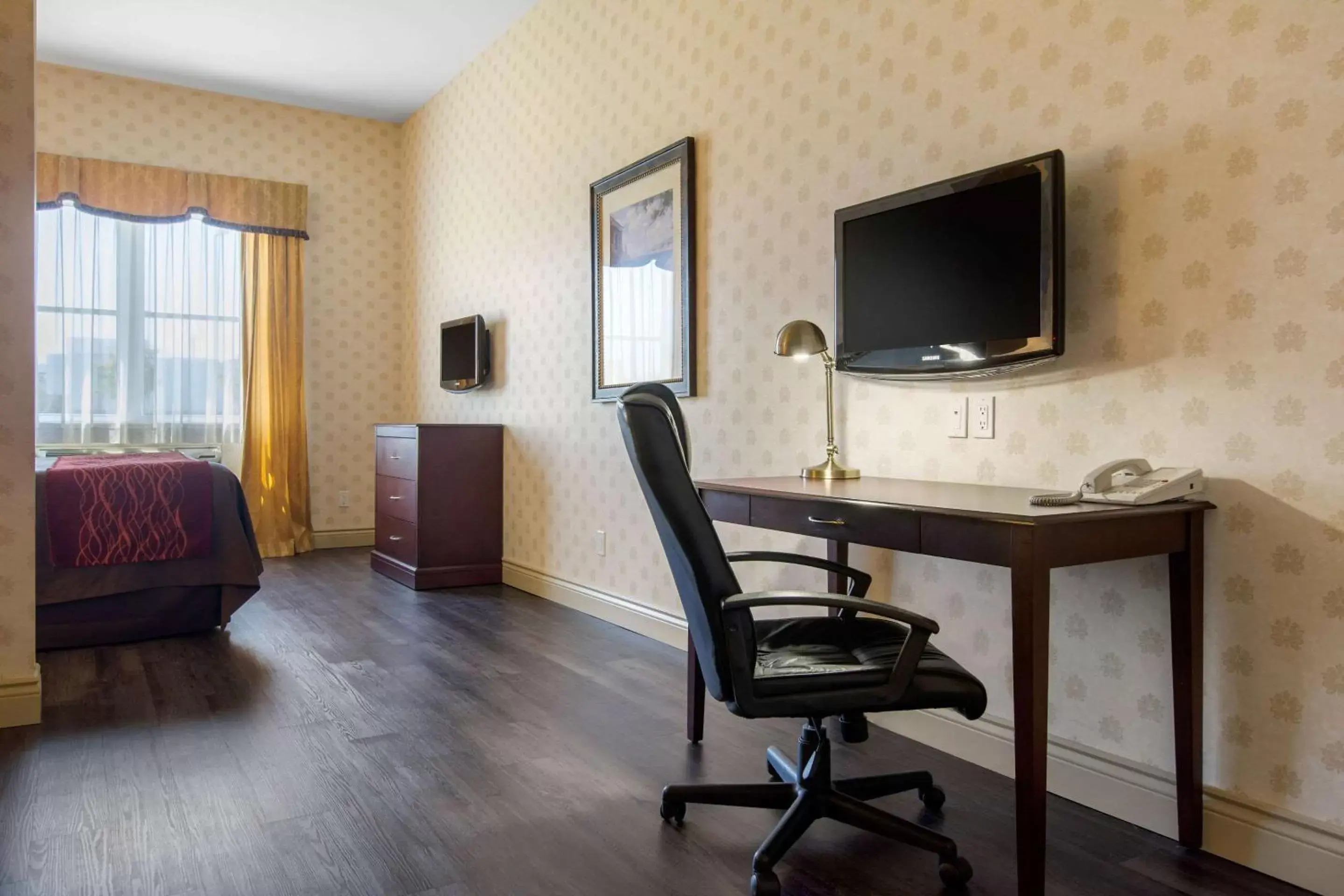 Photo of the whole room, TV/Entertainment Center in Comfort Inn & Suites Levis / Rive Sud Quebec city