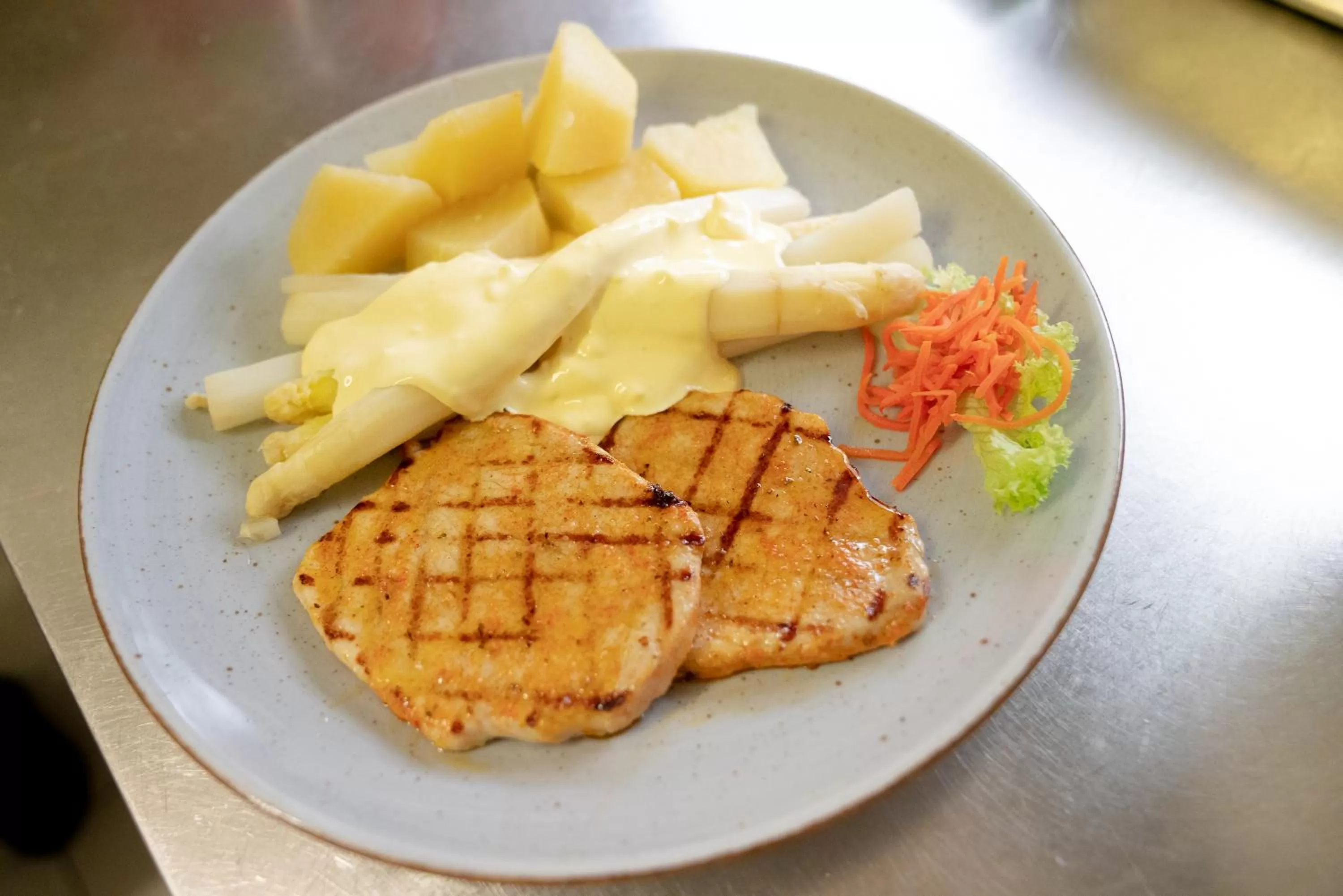 Food and drinks in Olympia Hotel & Restaurant