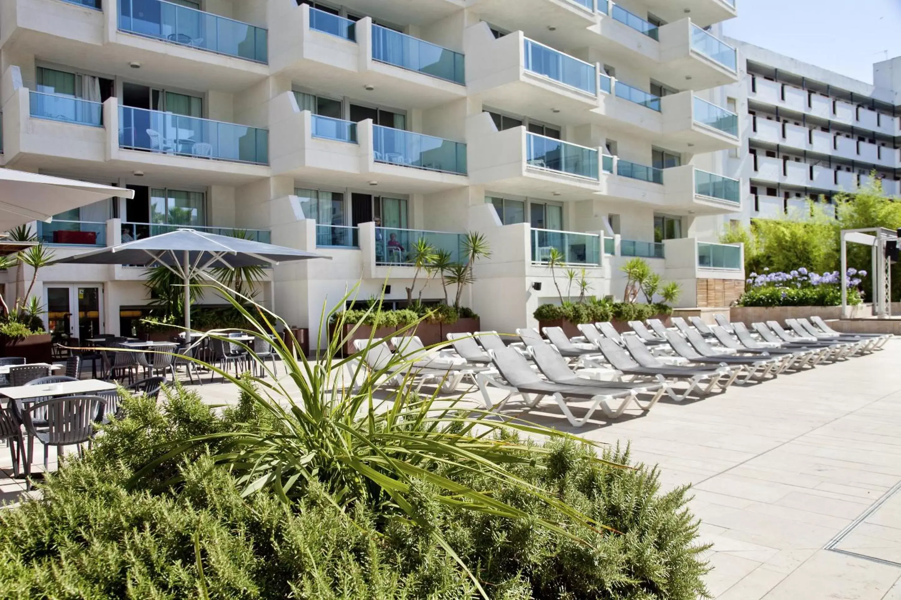 Pool view, Property Building in Blaumar Hotel