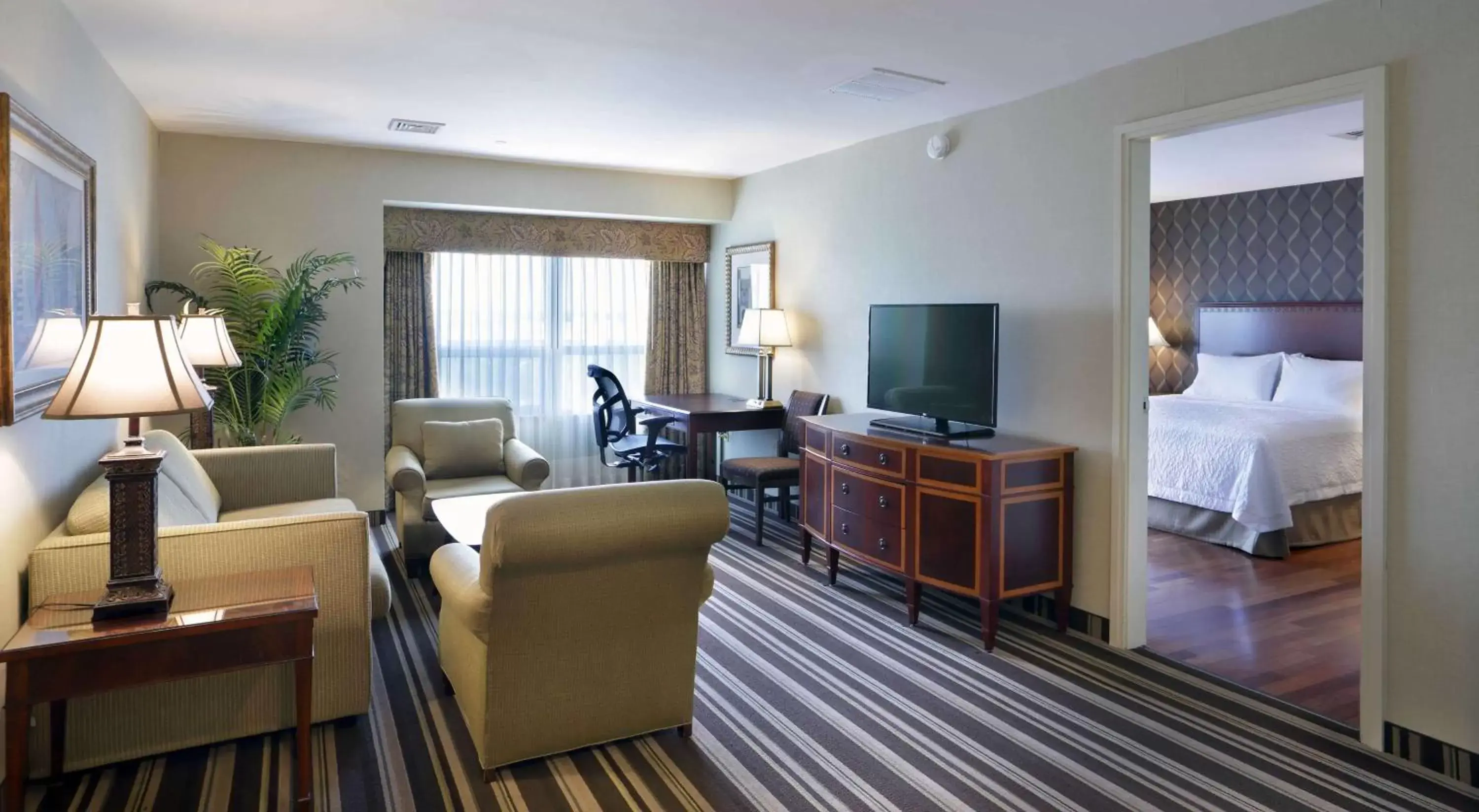 Bedroom, Seating Area in Hampton Inn Boston-Natick