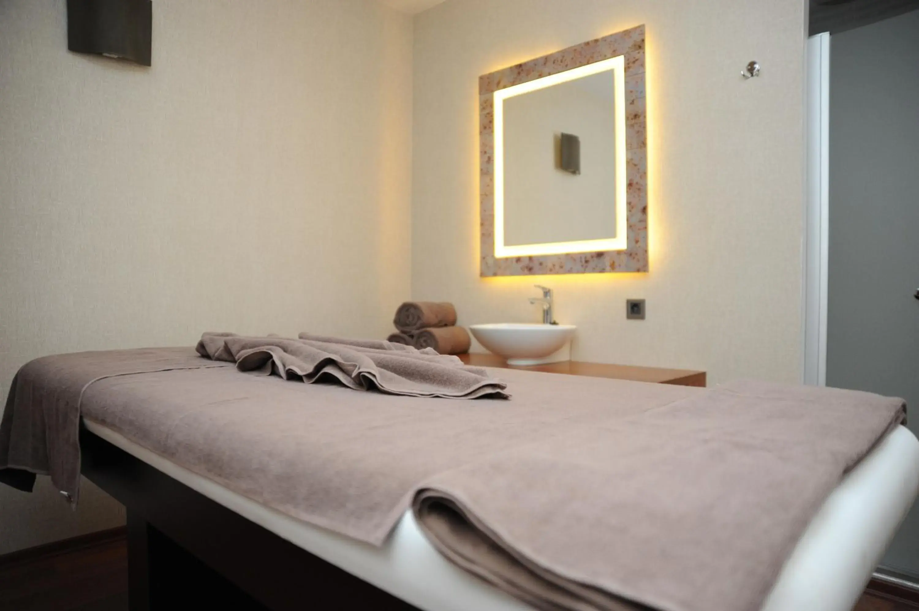 Spa and wellness centre/facilities, Bed in Mercure Istanbul Altunizade