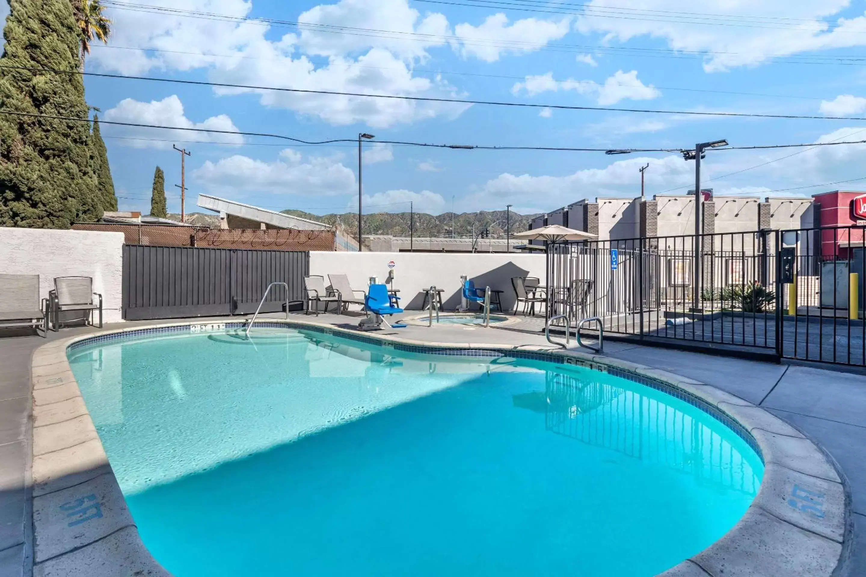 Swimming Pool in Quality Inn Burbank Airport