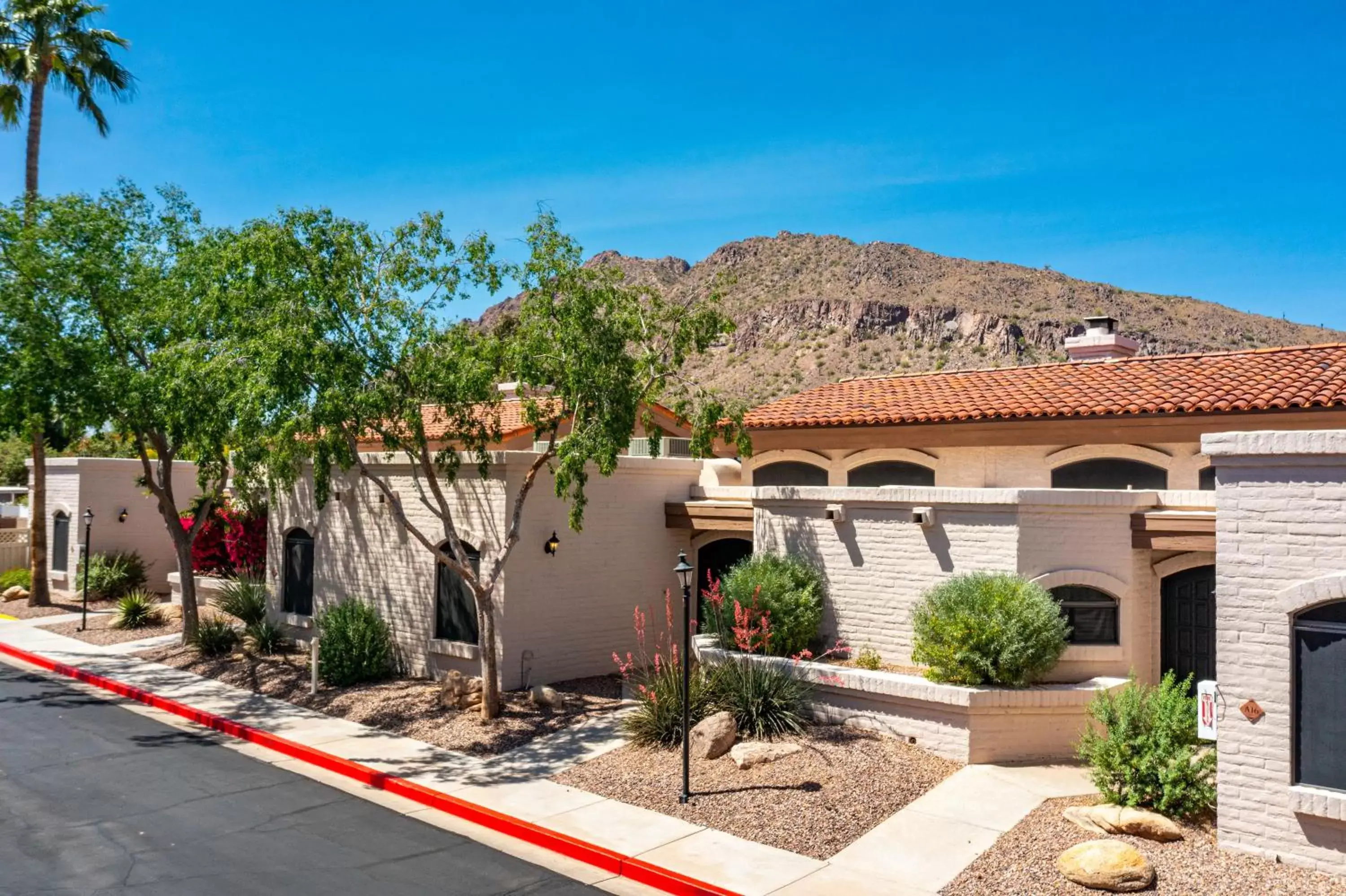 Property building in Scottsdale Camelback Resort