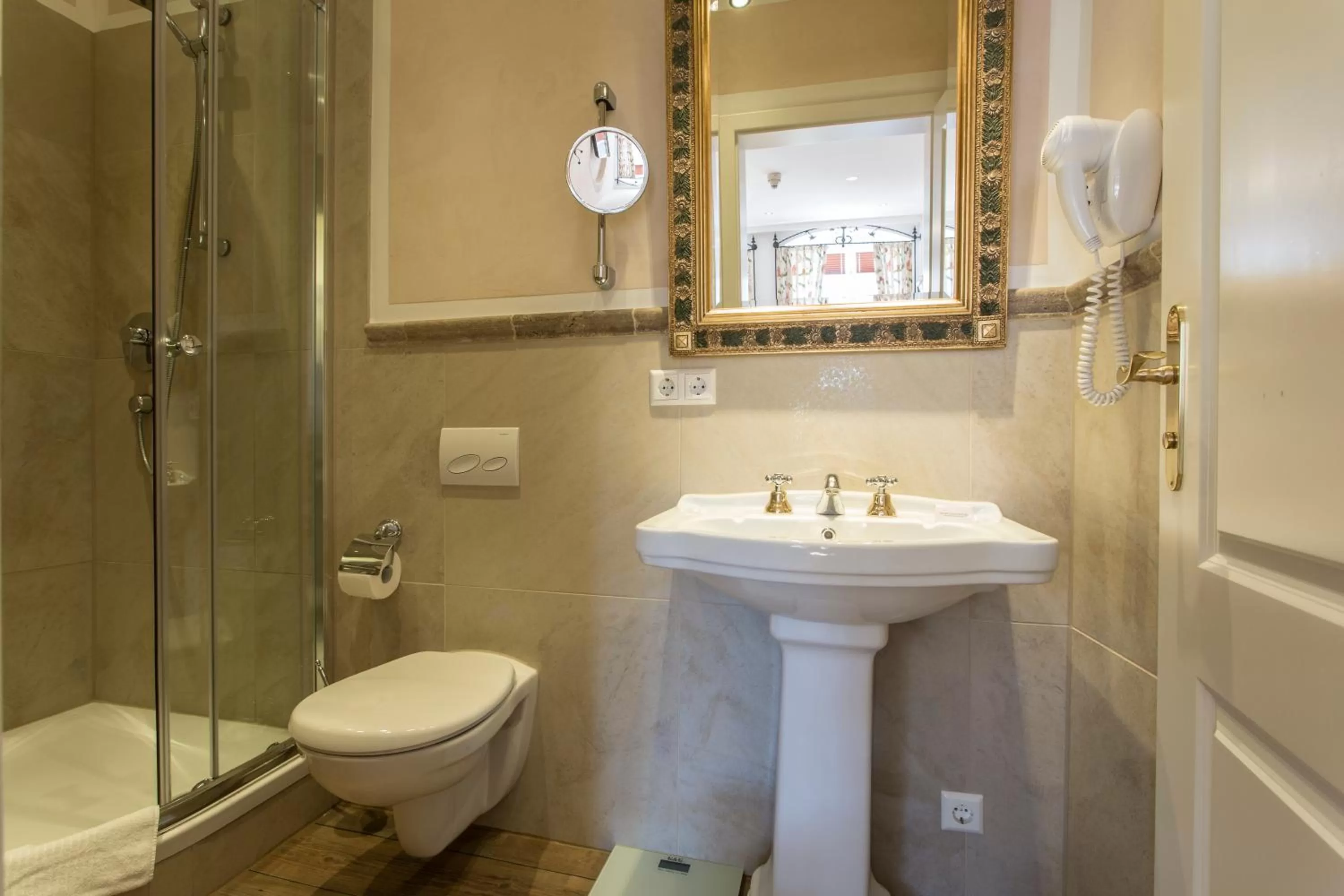 Photo of the whole room in Meiser Altstadt Hotel