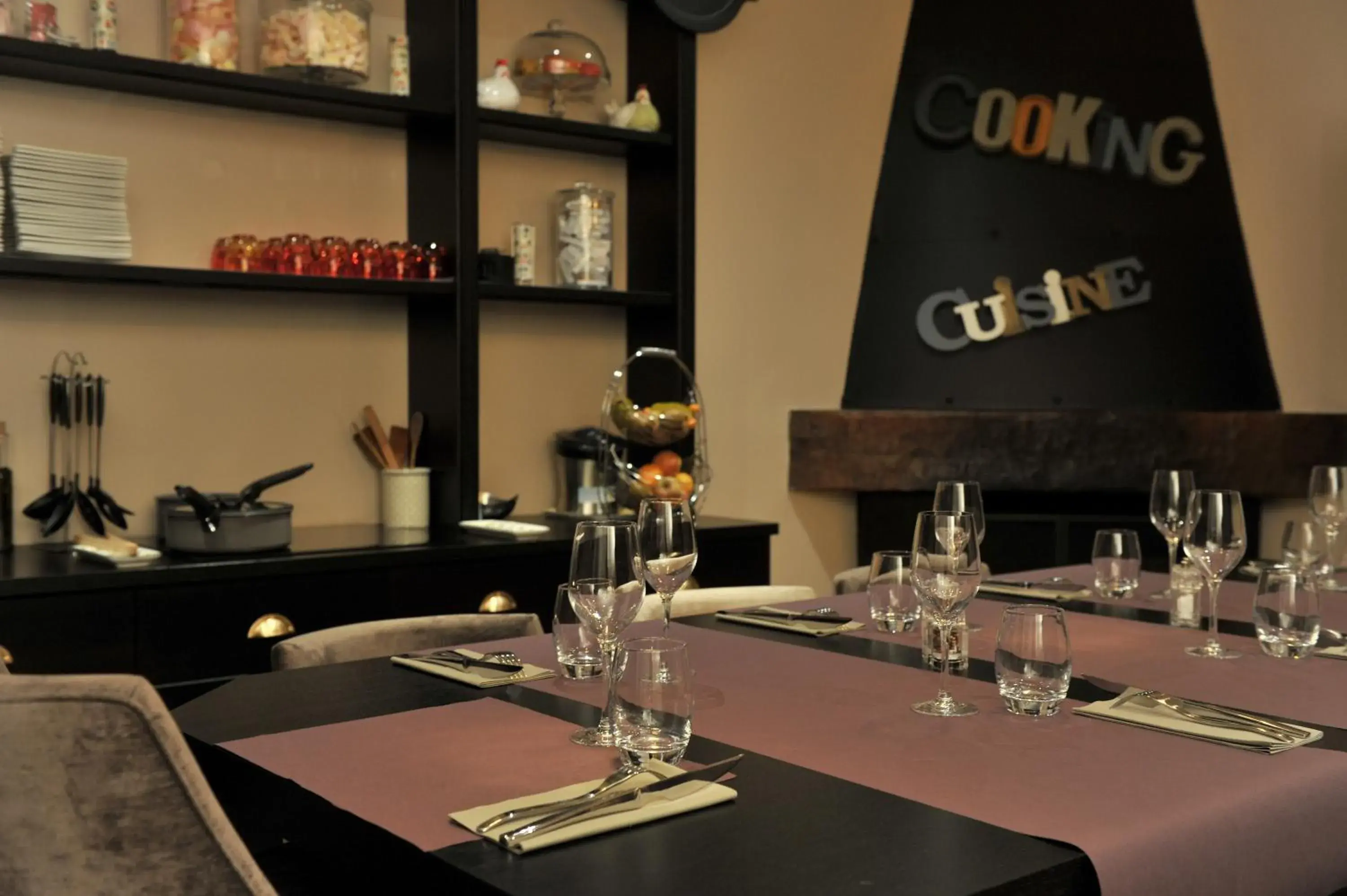 Meals, Restaurant/Places to Eat in Mercure Paris Saint Cloud Hippodrome