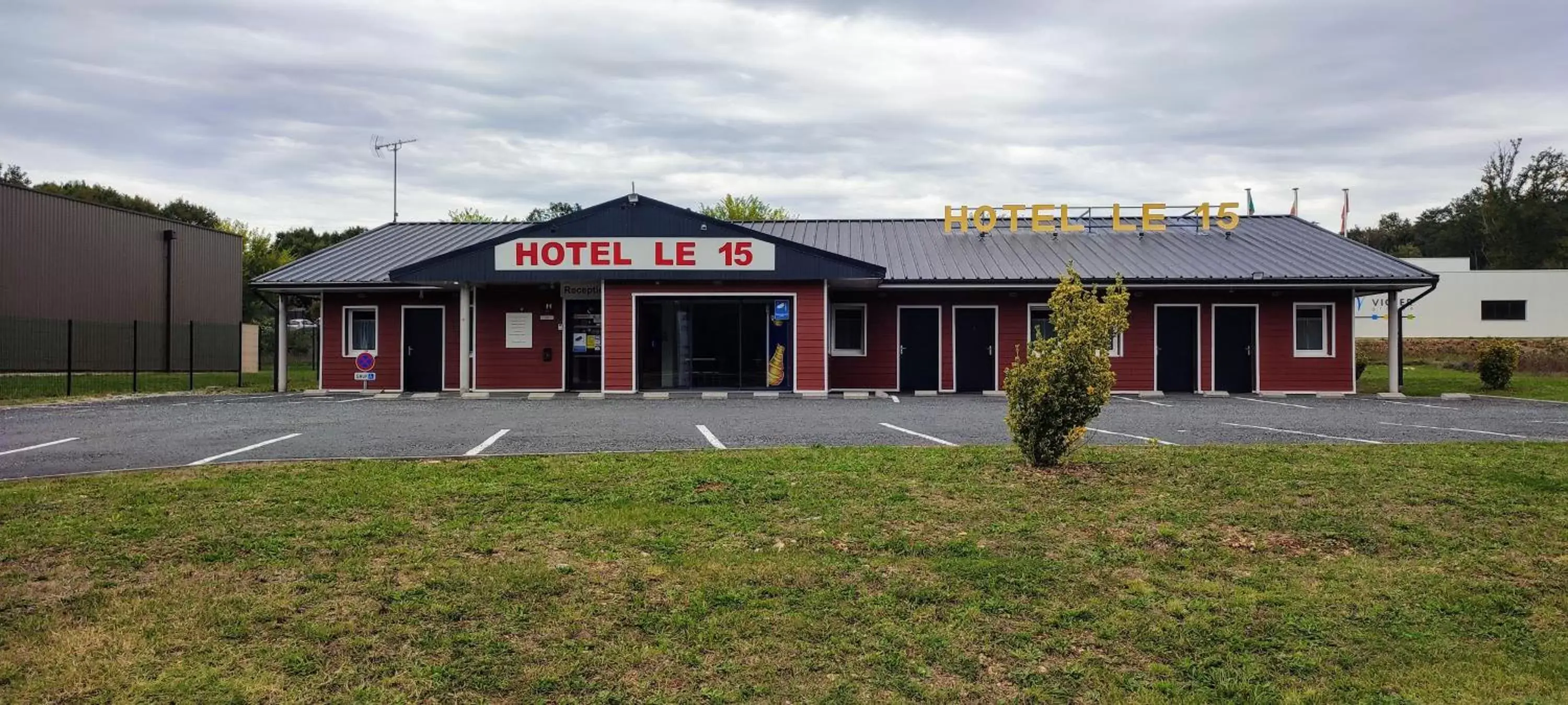 Property Building in Hôtel Le 15