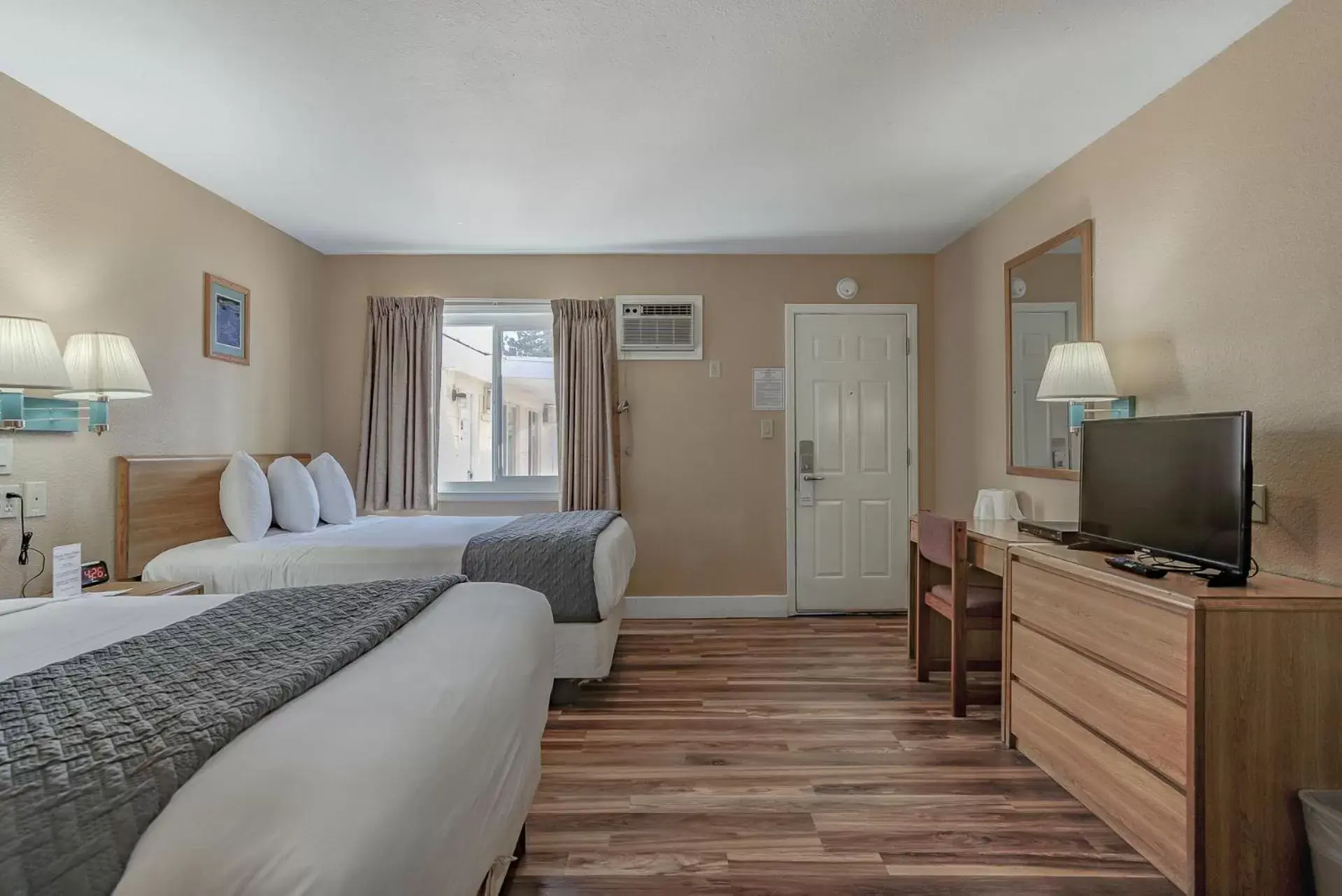 TV and multimedia, Bed in Shasta Pines Motel & Suites TV and multimedia, Bed in Shasta Pines Motel & Suites