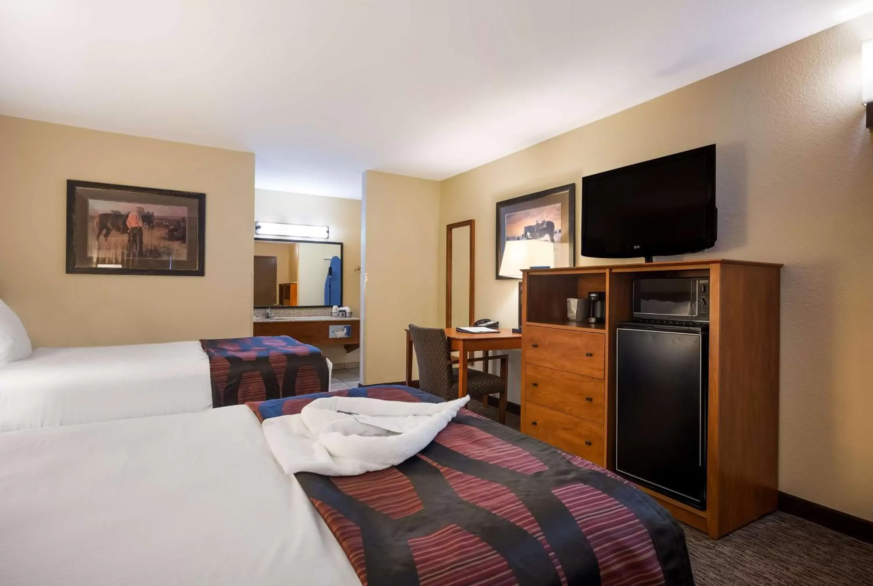 Bedroom, TV/Entertainment Center in Best Western Plains Motel