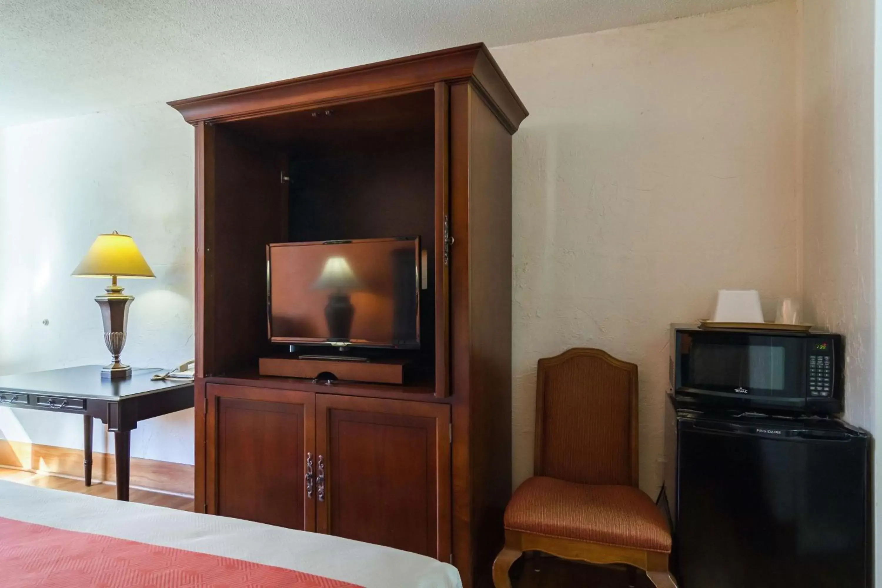 Photo of the whole room, TV/Entertainment Center in Motel 6-Townsend, GA
