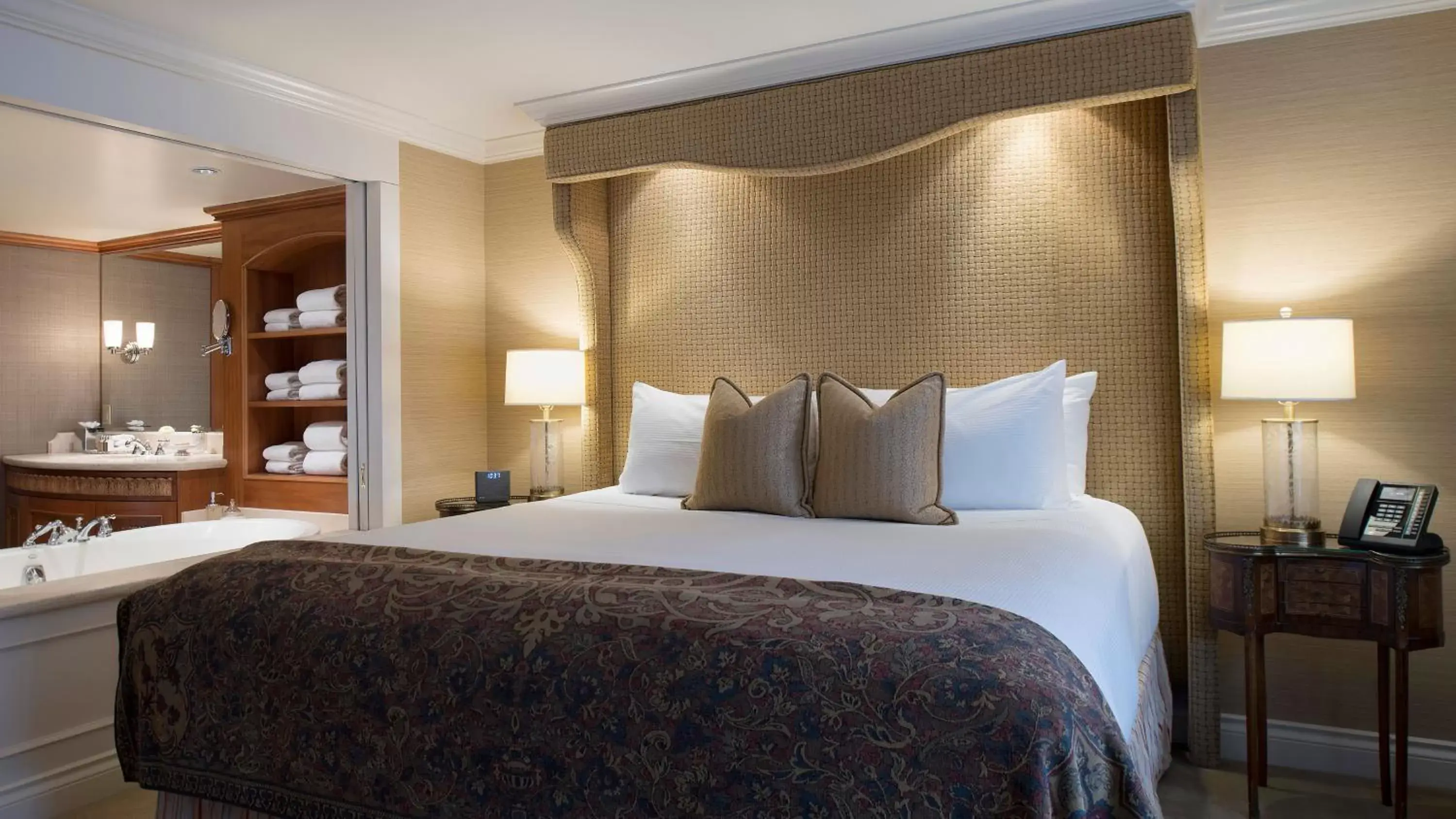 Bed in Wedgewood Hotel & Spa - Relais & Chateaux