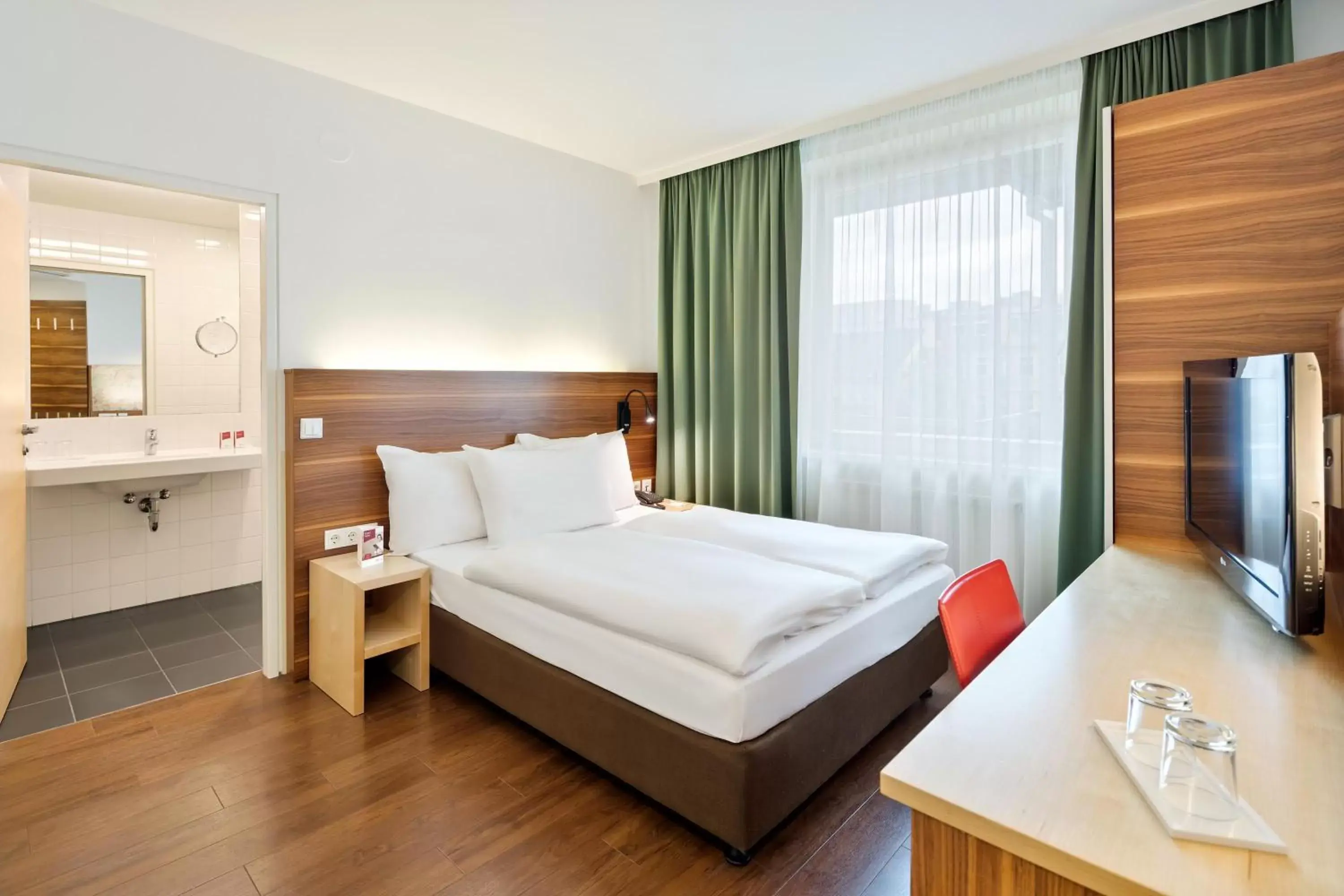 Bed in Austria Trend Hotel beim Theresianum Wien
