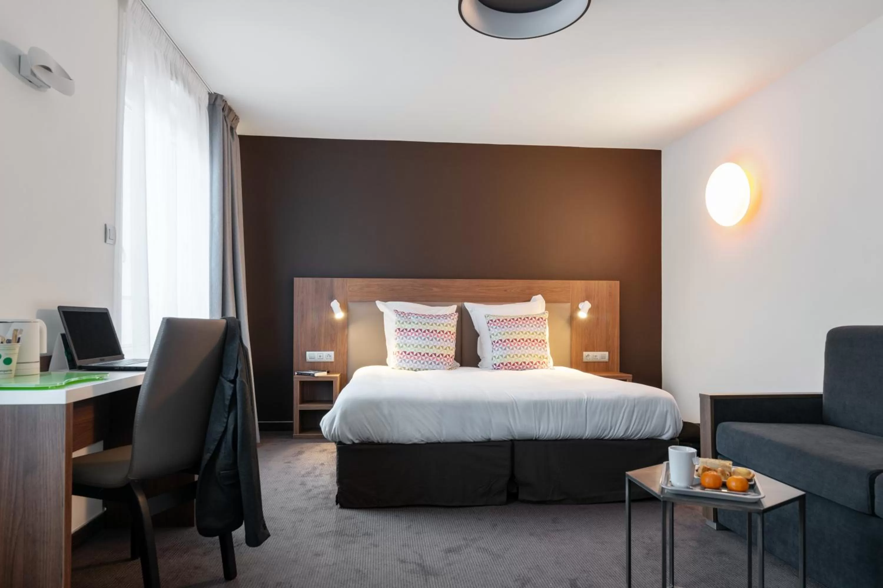 Bedroom, Bed in Campanile Epinal Centre - Gare