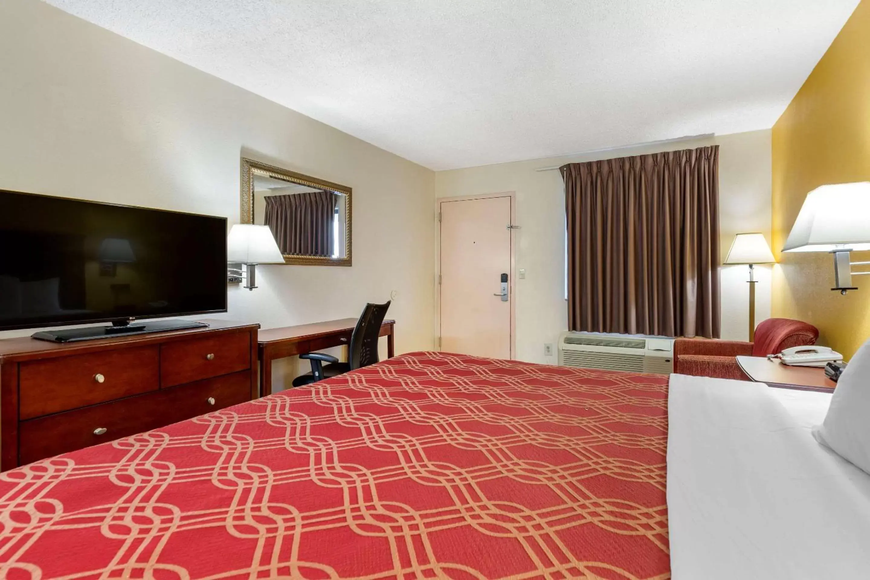 Bed, TV/Entertainment Center in Americas Best Value Inn Laurel