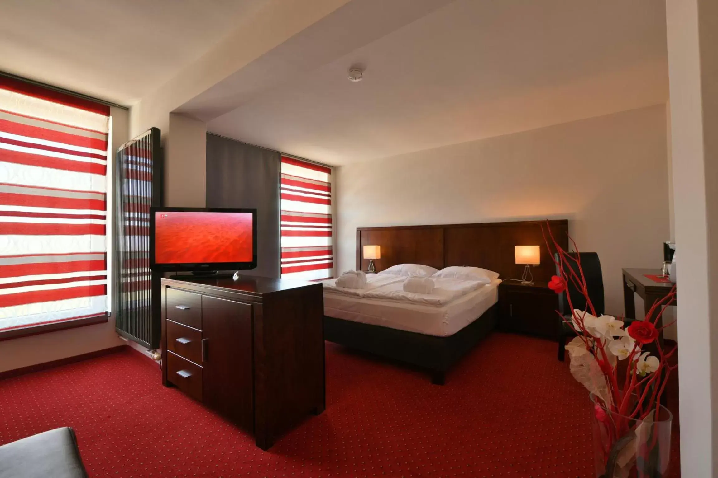 Photo of the whole room, Bed in SKYHOTEL Merseburg