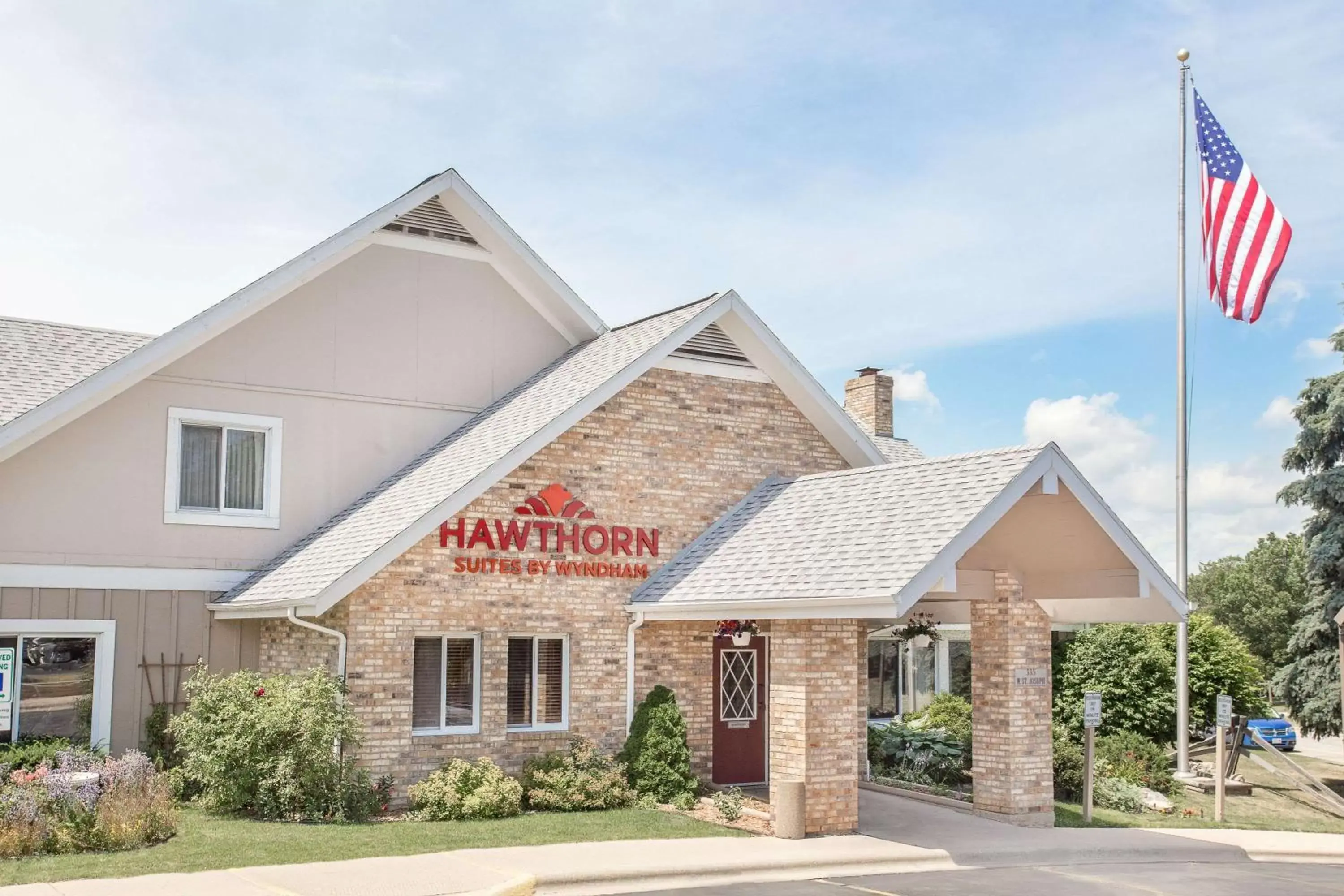Property building in Hawthorn Suites Green Bay